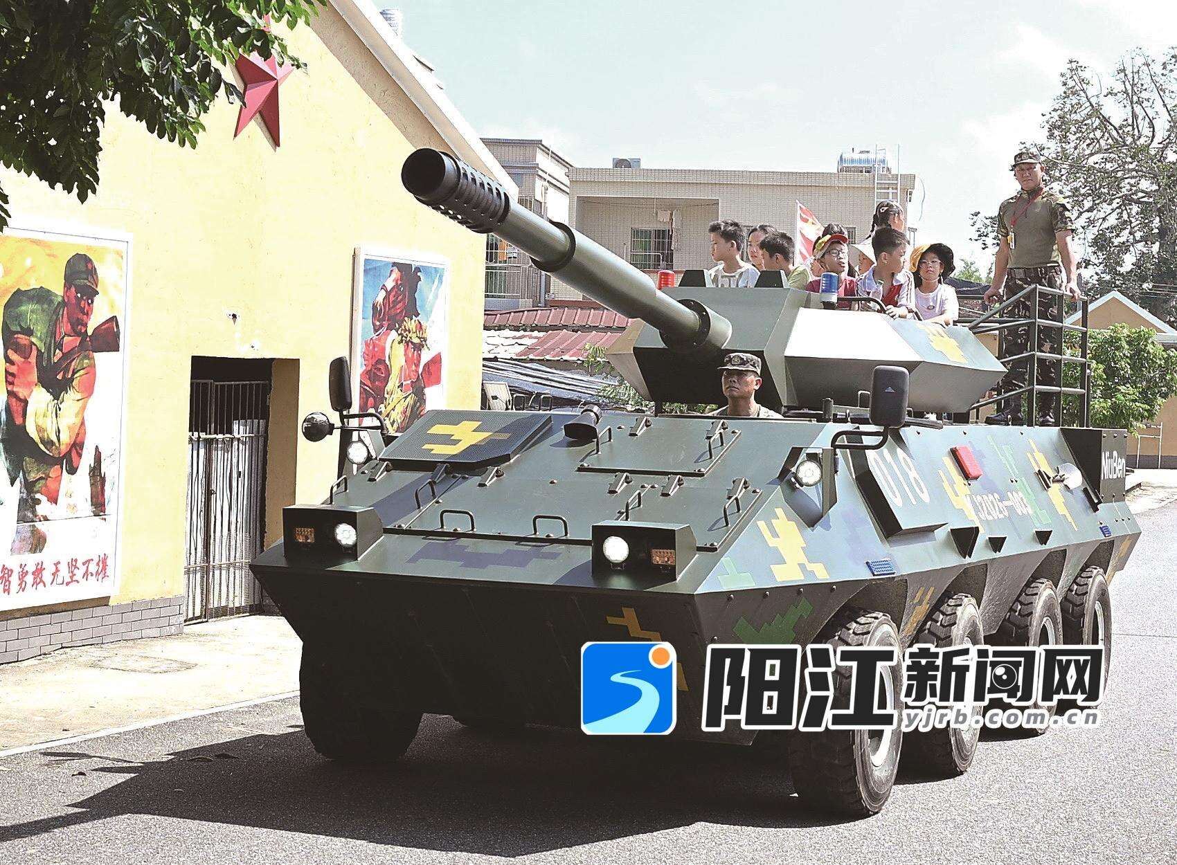 同学们登上装甲体验车,近距离感受国防装备。陈建华 摄