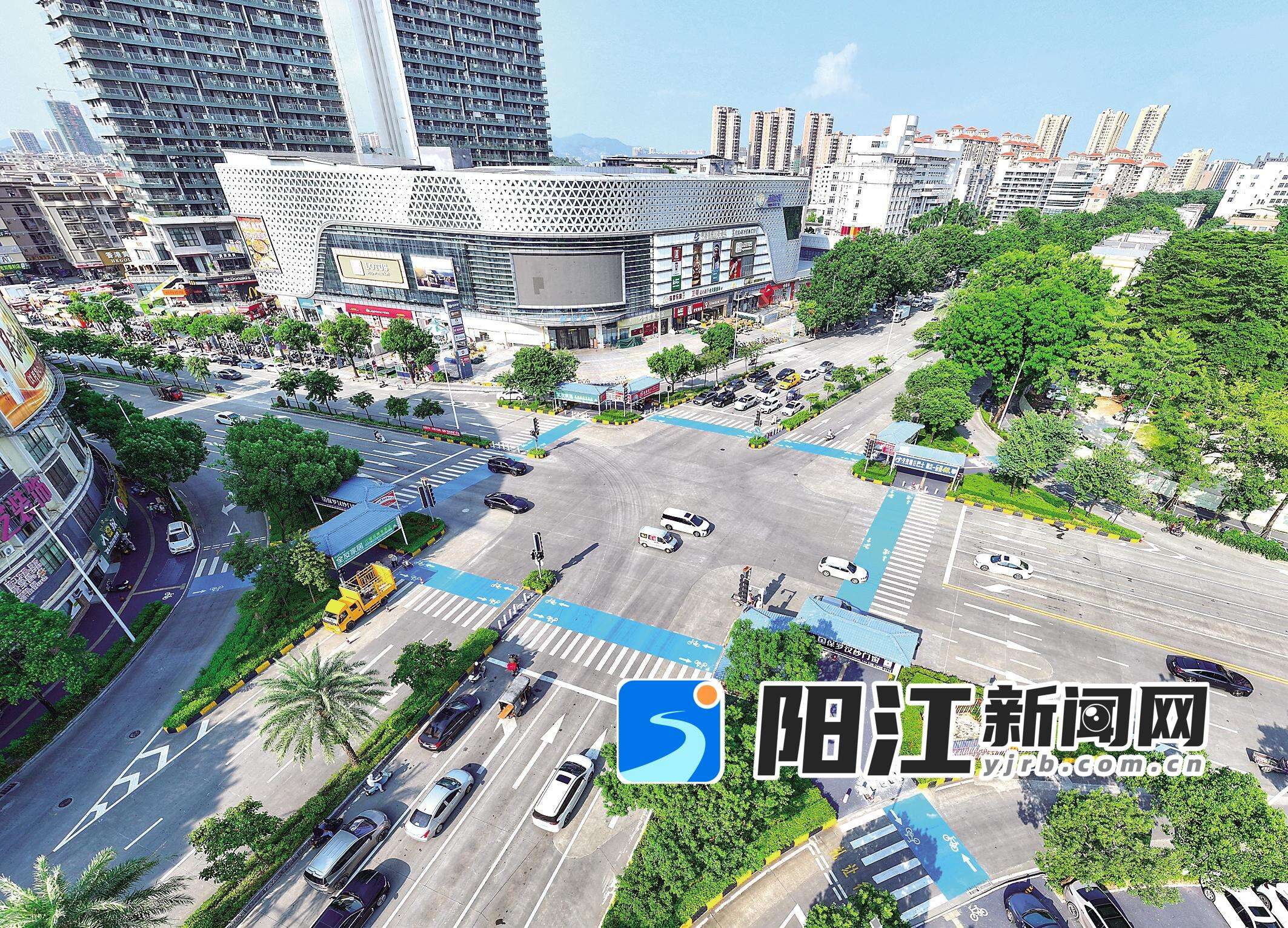 新达城时代广场路口蓝色非机动车过街通道已完成铺设。李凯 摄