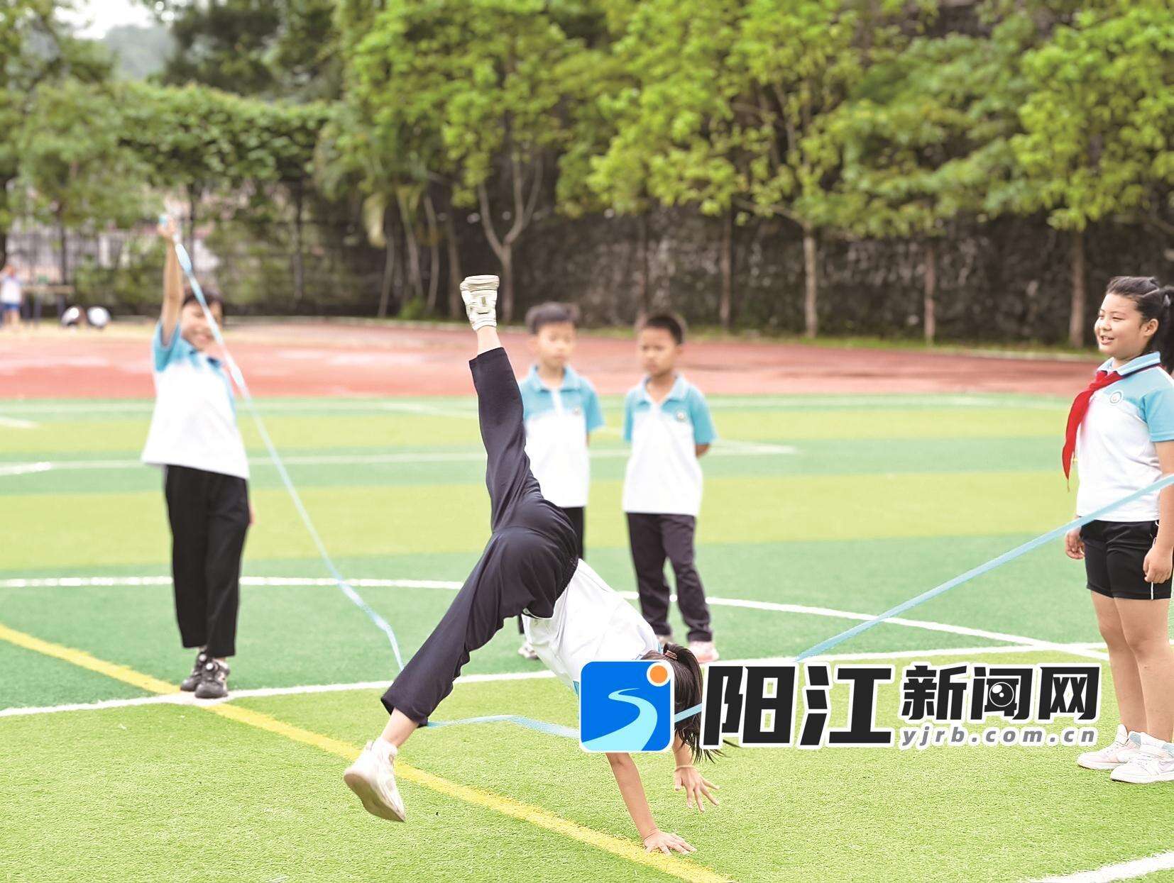 课间活动能缓解上课用眼疲劳。