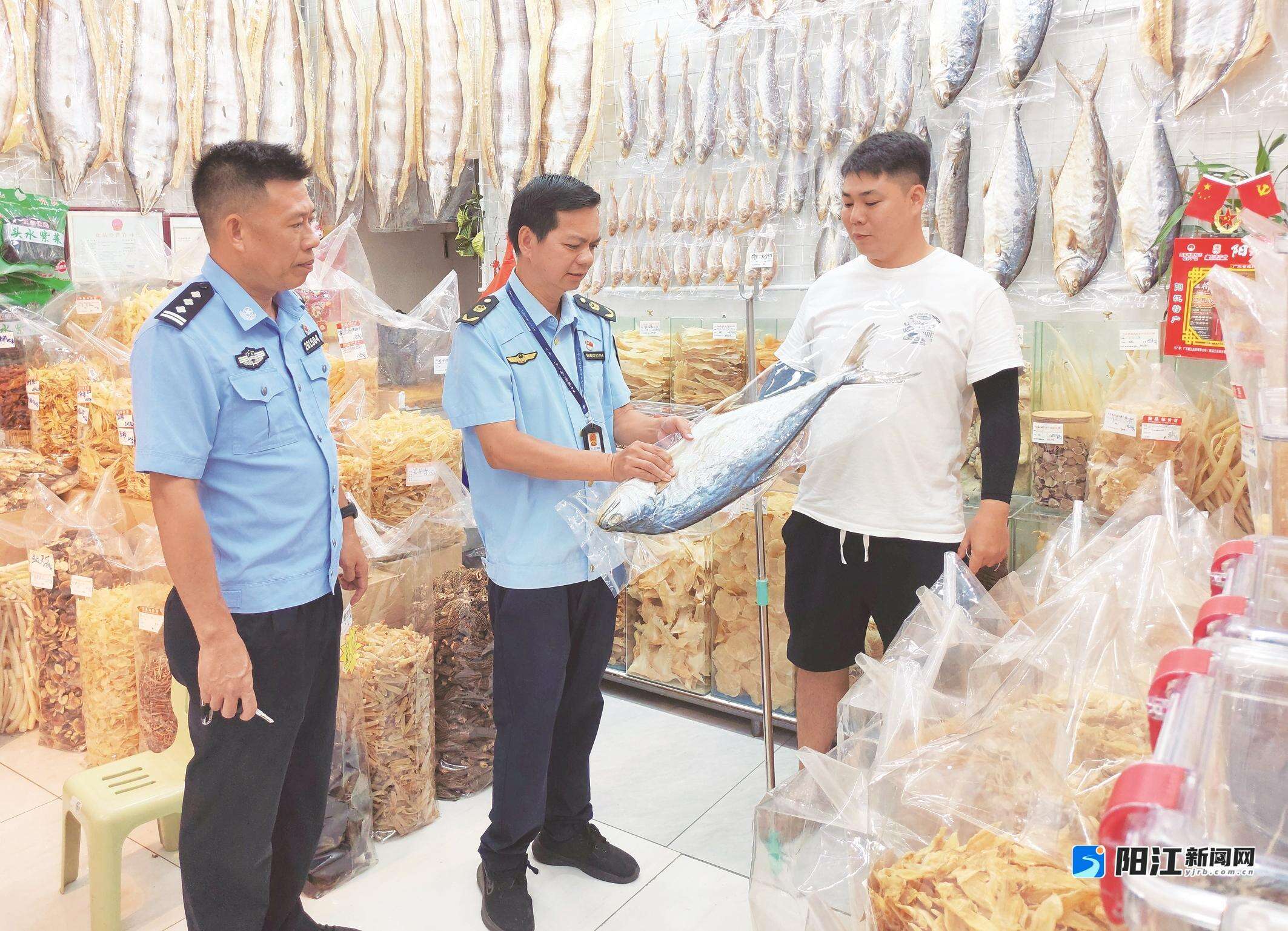 执法人员在闸坡渔家风情街特产店开展食品专项检查。谭文强 摄