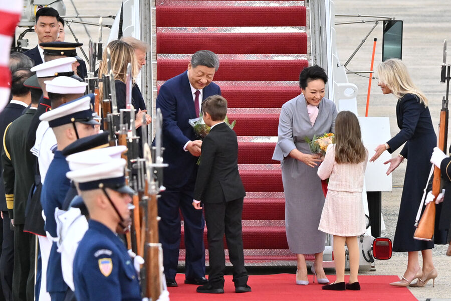 当地时间9月23日下午,国家主席习近平乘专机抵达华盛顿,应美国总统特朗普邀请,对美国进行国事访问。习近平和夫人彭丽媛抵达华盛顿安德鲁斯空军基地时,特朗普和夫人梅拉尼娅热情迎接。这是美国儿童向习近平和彭丽媛献上鲜花。新华社记者 翟健岚 摄