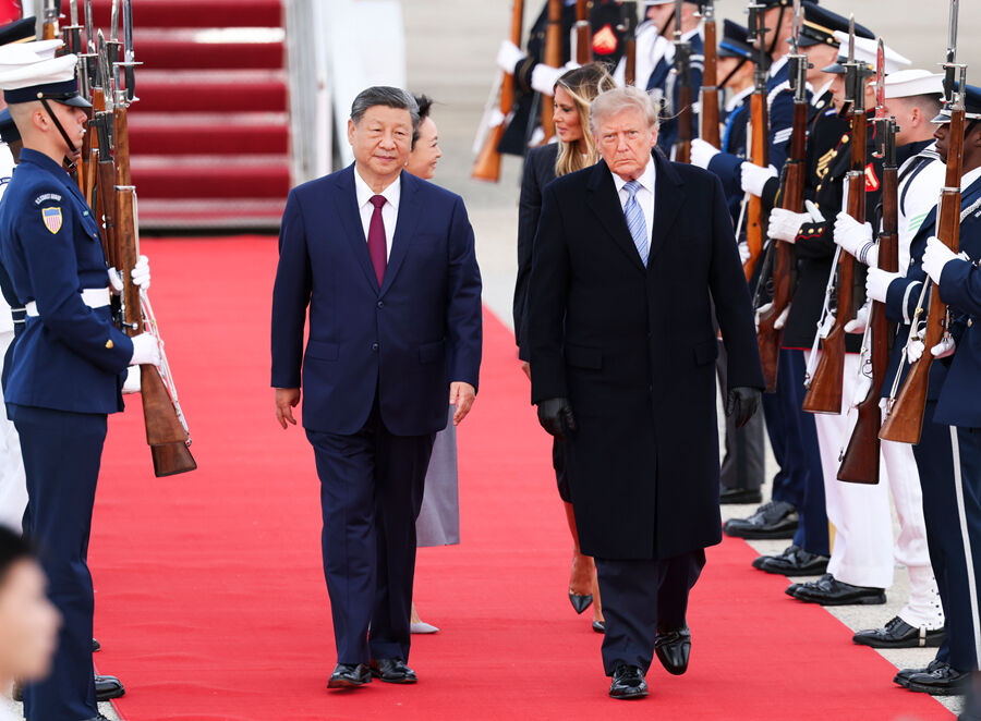 当地时间9月23日下午,国家主席习近平乘专机抵达华盛顿,应美国总统特朗普邀请,对美国进行国事访问。习近平和夫人彭丽媛抵达华盛顿安德鲁斯空军基地时,特朗普和夫人梅拉尼娅热情迎接。新华社记者 刘彬 摄