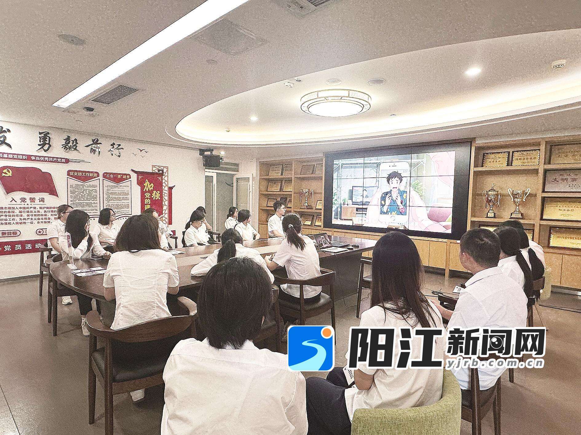 实习生观看金融风险教育专题宣传片。