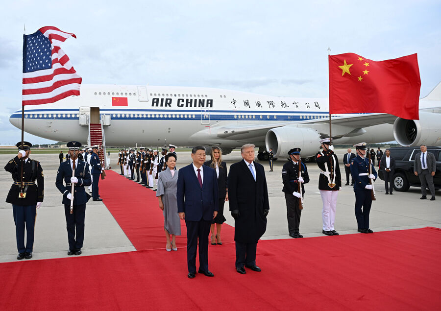 当地时间9月23日下午,国家主席习近平乘专机抵达华盛顿,应美国总统特朗普邀请,对美国进行国事访问。习近平和夫人彭丽媛抵达华盛顿安德鲁斯空军基地时,特朗普和夫人梅拉尼娅热情迎接。新华社记者 李响 摄
