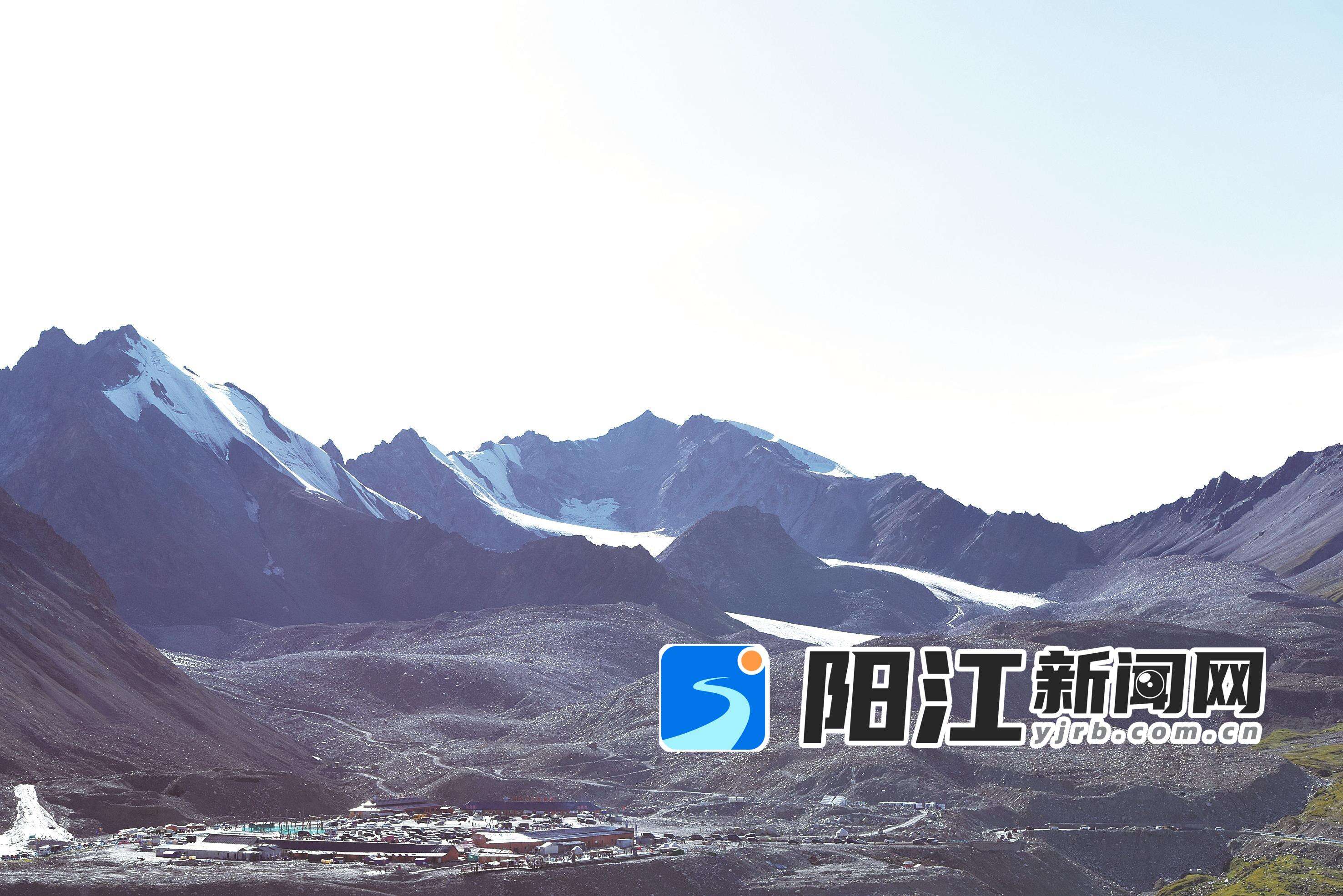 雪冠天山服务中心旁边的高山,海拔超过3400米,终年积雪。