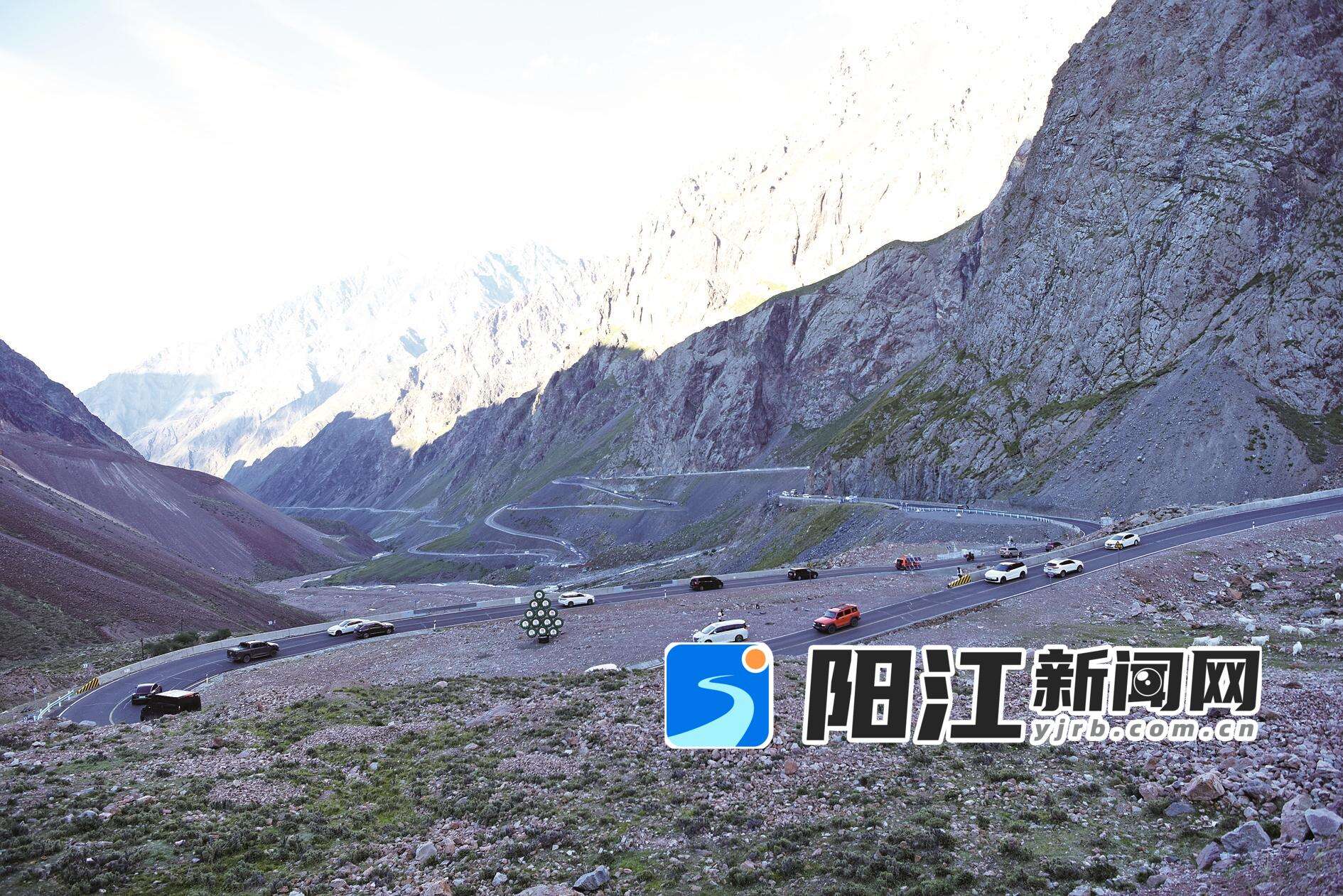 独库公路犹如一条巨龙,蜿蜒盘旋于山间,成为自驾网红公路。