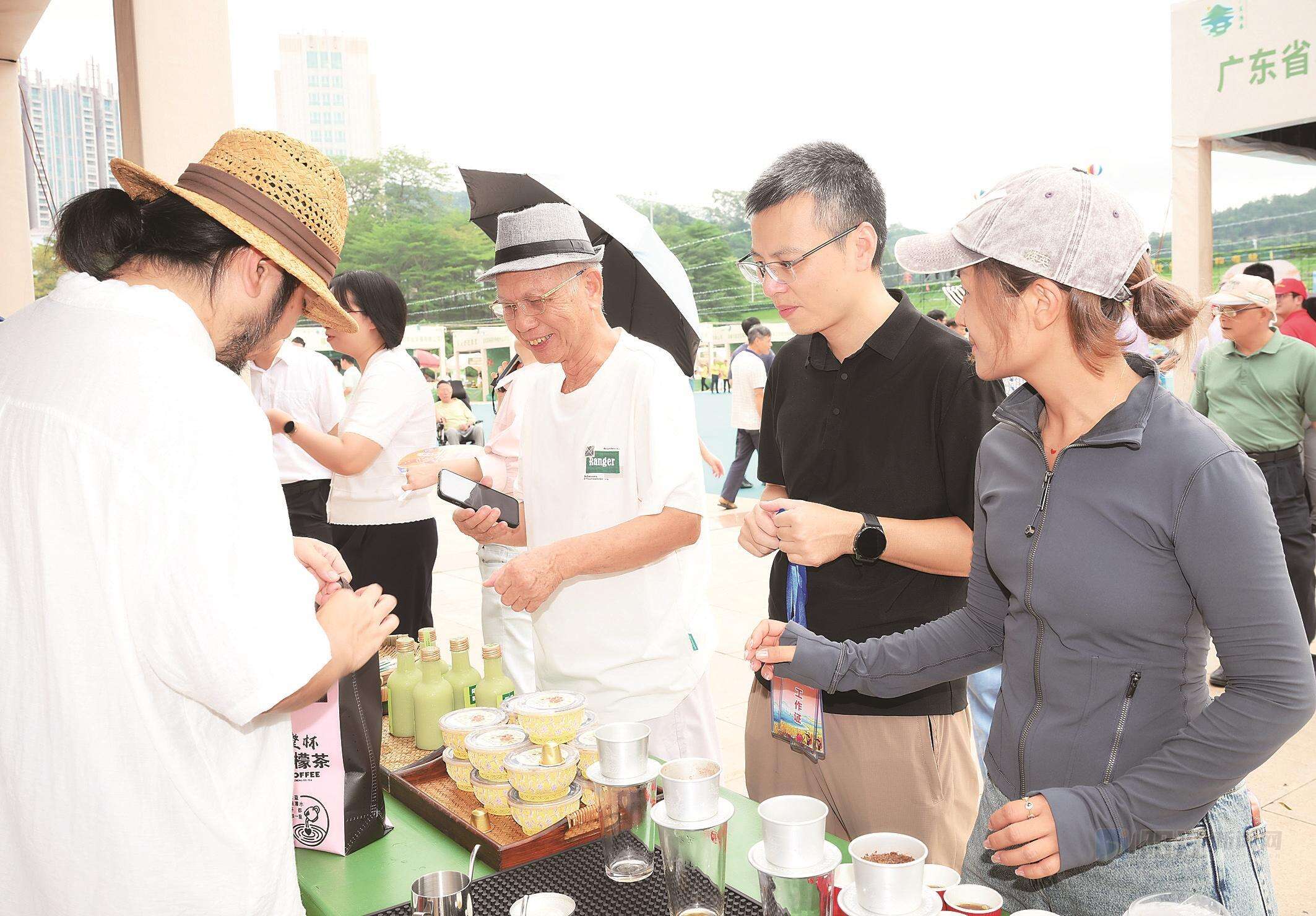 市民在展区选购心仪的特色农产品。梁文栋 摄