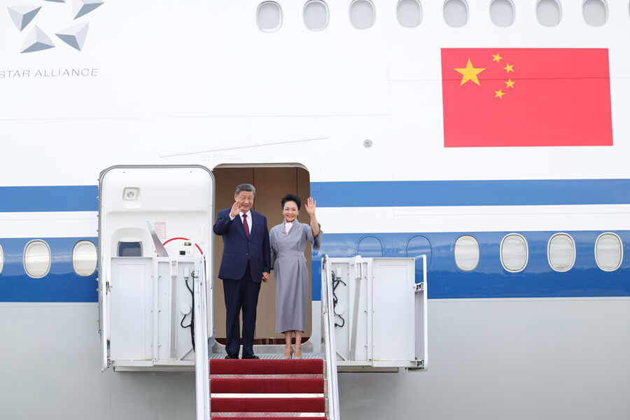 当地时间9月23日下午,国家主席习近平乘专机抵达华盛顿,应美国总统特朗普邀请,对美国进行国事访问。习近平和夫人彭丽媛抵达华盛顿安德鲁斯空军基地时,特朗普和夫人梅拉尼娅热情迎接。这是习近平和夫人彭丽媛步出舱门。新华社记者 刘彬 摄
