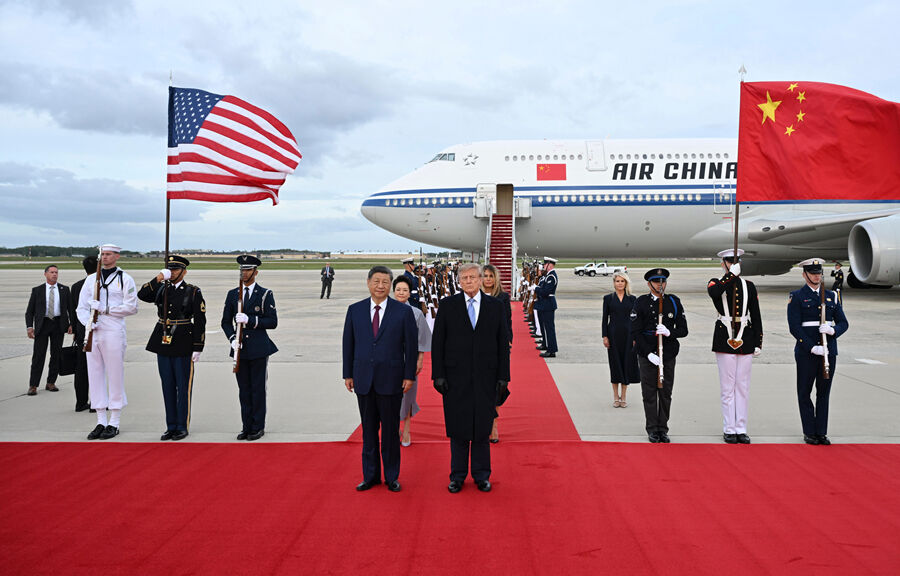 当地时间9月23日下午,国家主席习近平乘专机抵达华盛顿,应美国总统特朗普邀请,对美国进行国事访问。习近平和夫人彭丽媛抵达华盛顿安德鲁斯空军基地时,特朗普和夫人梅拉尼娅热情迎接。新华社记者 李响 摄