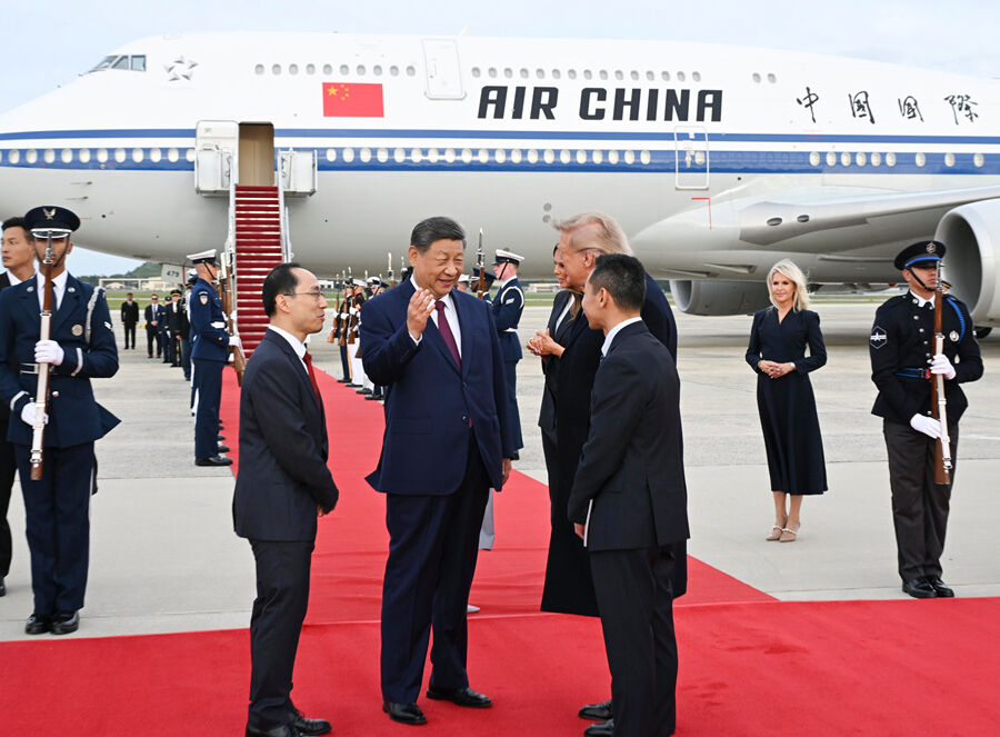 当地时间9月23日下午,国家主席习近平乘专机抵达华盛顿,应美国总统特朗普邀请,对美国进行国事访问。习近平和夫人彭丽媛抵达华盛顿安德鲁斯空军基地时,特朗普和夫人梅拉尼娅热情迎接。新华社记者 李响 摄