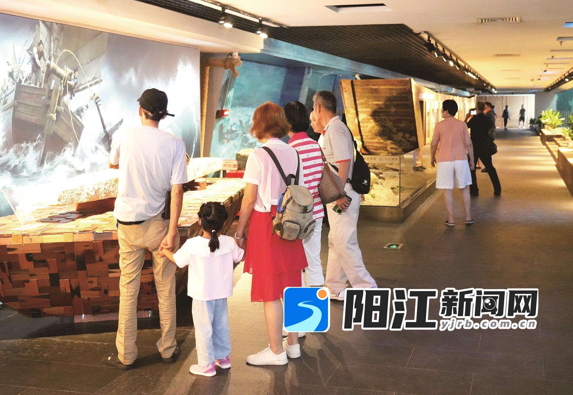 游客在广东海丝馆参观,感受千年海丝文化魅力。袁荣泽 摄