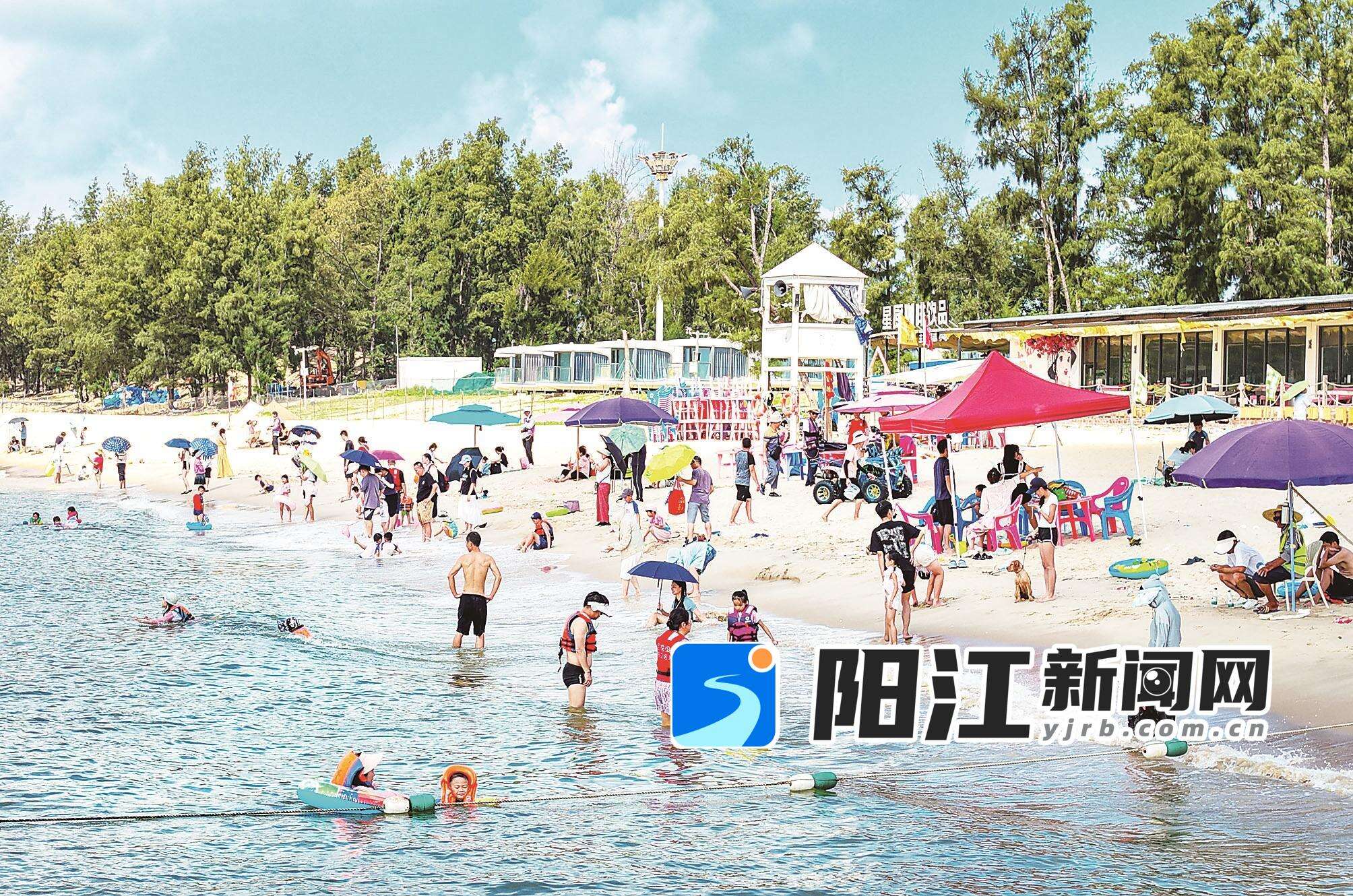 游客在东平珍珠湾景区戏水冲浪。梁文栋 摄