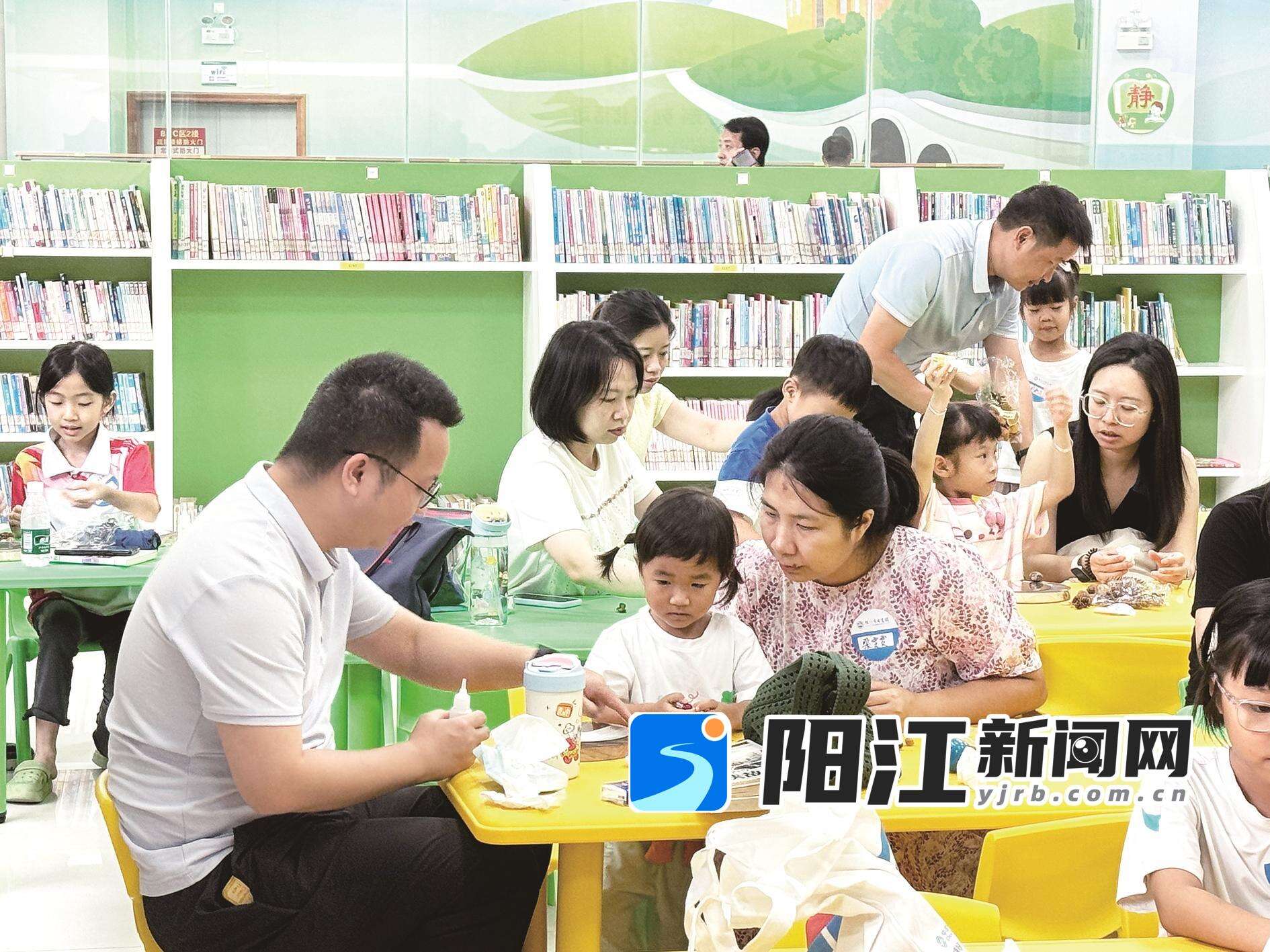 亲子家庭在进行手工制作。许倩 摄