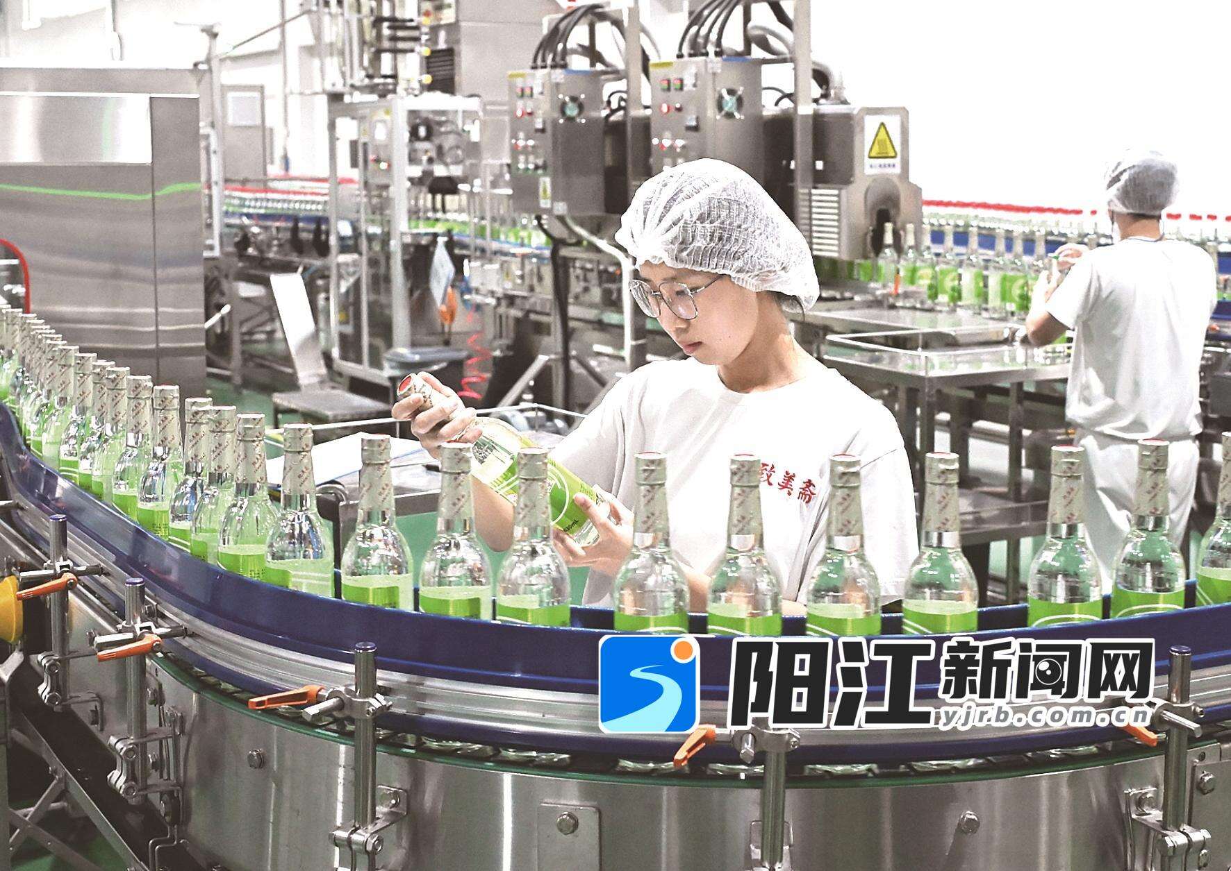 工人在生产车间流水线上检查瓶装产品。陈建华 摄