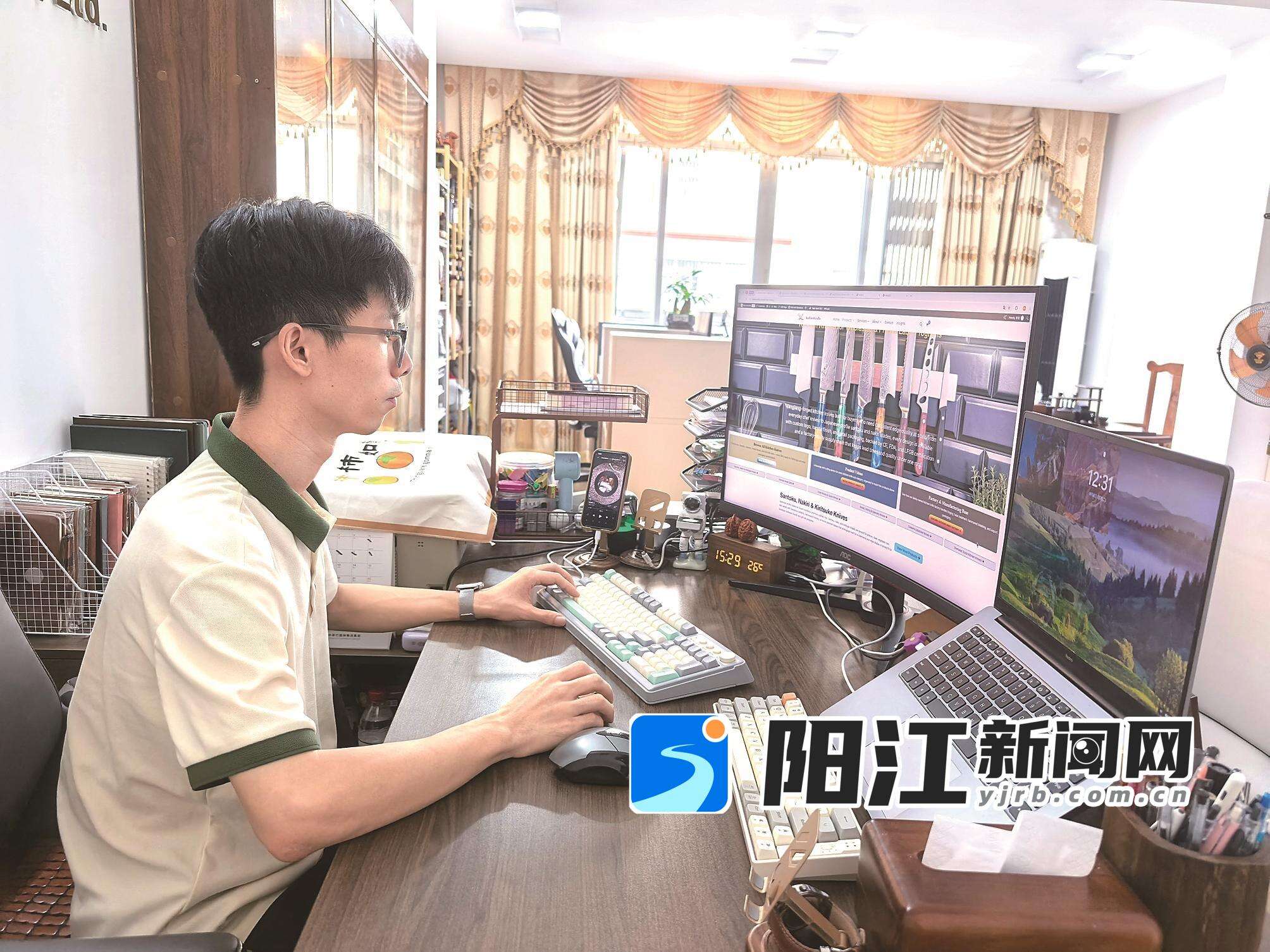 利建成在工作。张影 摄