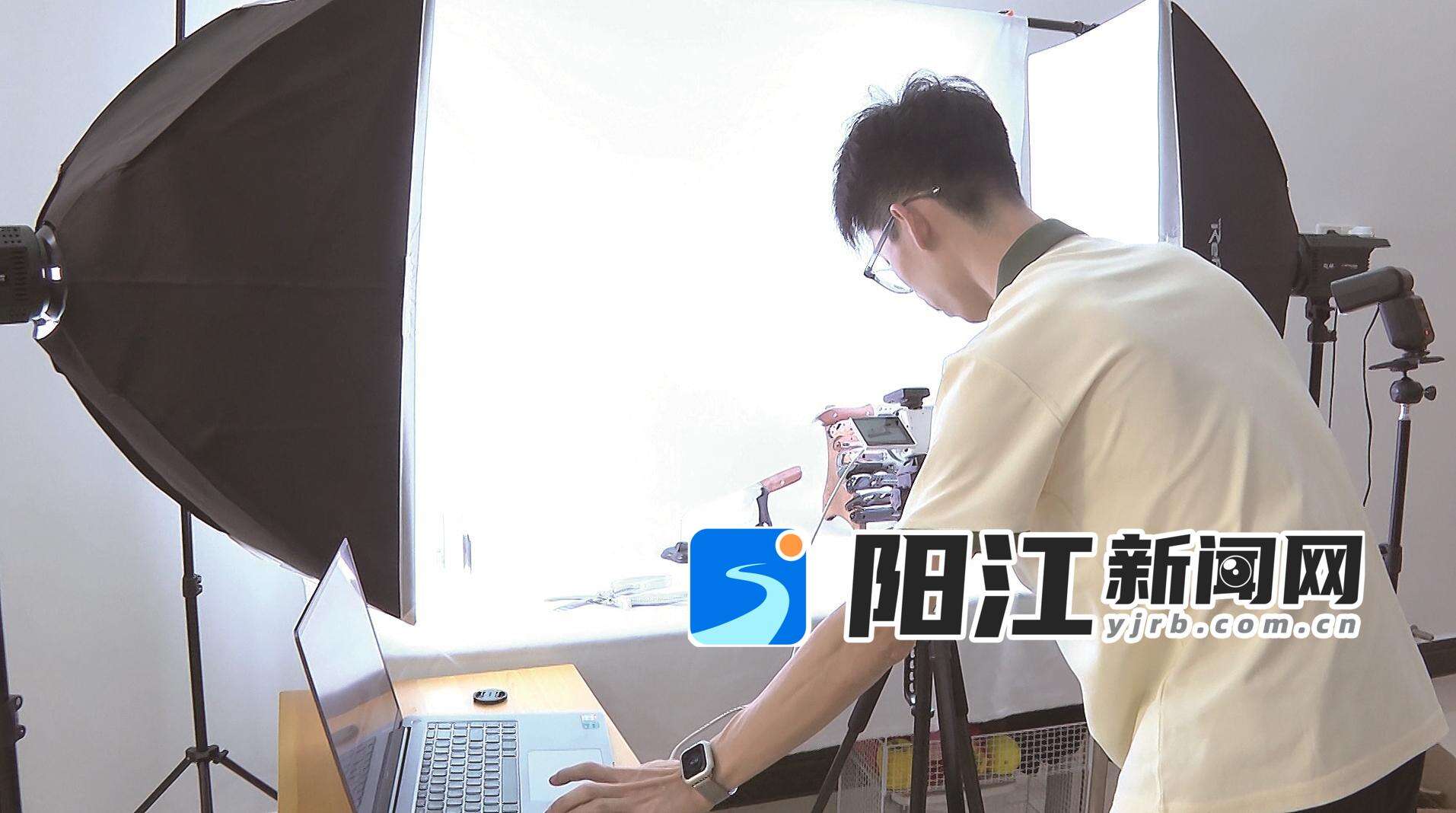 利建成在拍摄产品。 受访者供图
