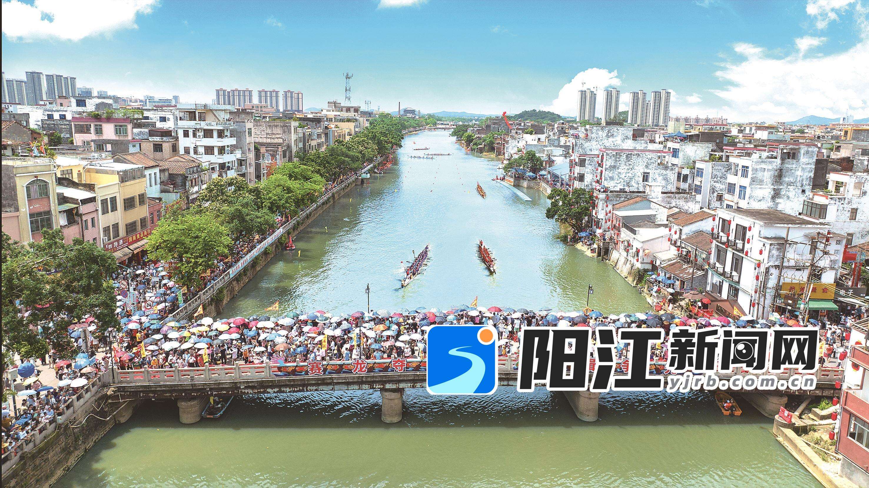 江城逆水龙舟大赛现场。