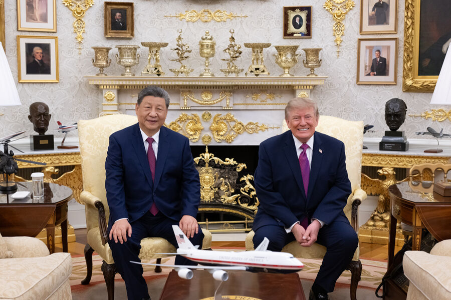 △当地时间9月24日上午,美国总统特朗普在白宫举行隆重仪式,热烈欢迎中国国家主席习近平对美国进行国事访问。欢迎仪式结束后,两国元首夫妇移步白宫椭圆形办公室,进行亲切友好的交流。