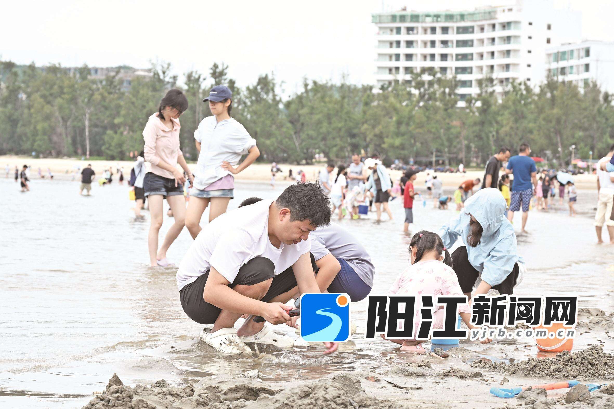 游客在珍珠湾海滩游玩。陈建华 摄