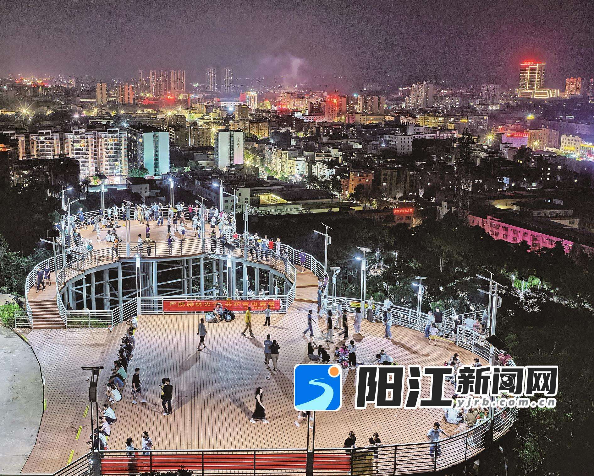 夜幕下,市民在空中栈道游玩,观赏城市夜景。阳江日报签约摄影师 关巧明 摄