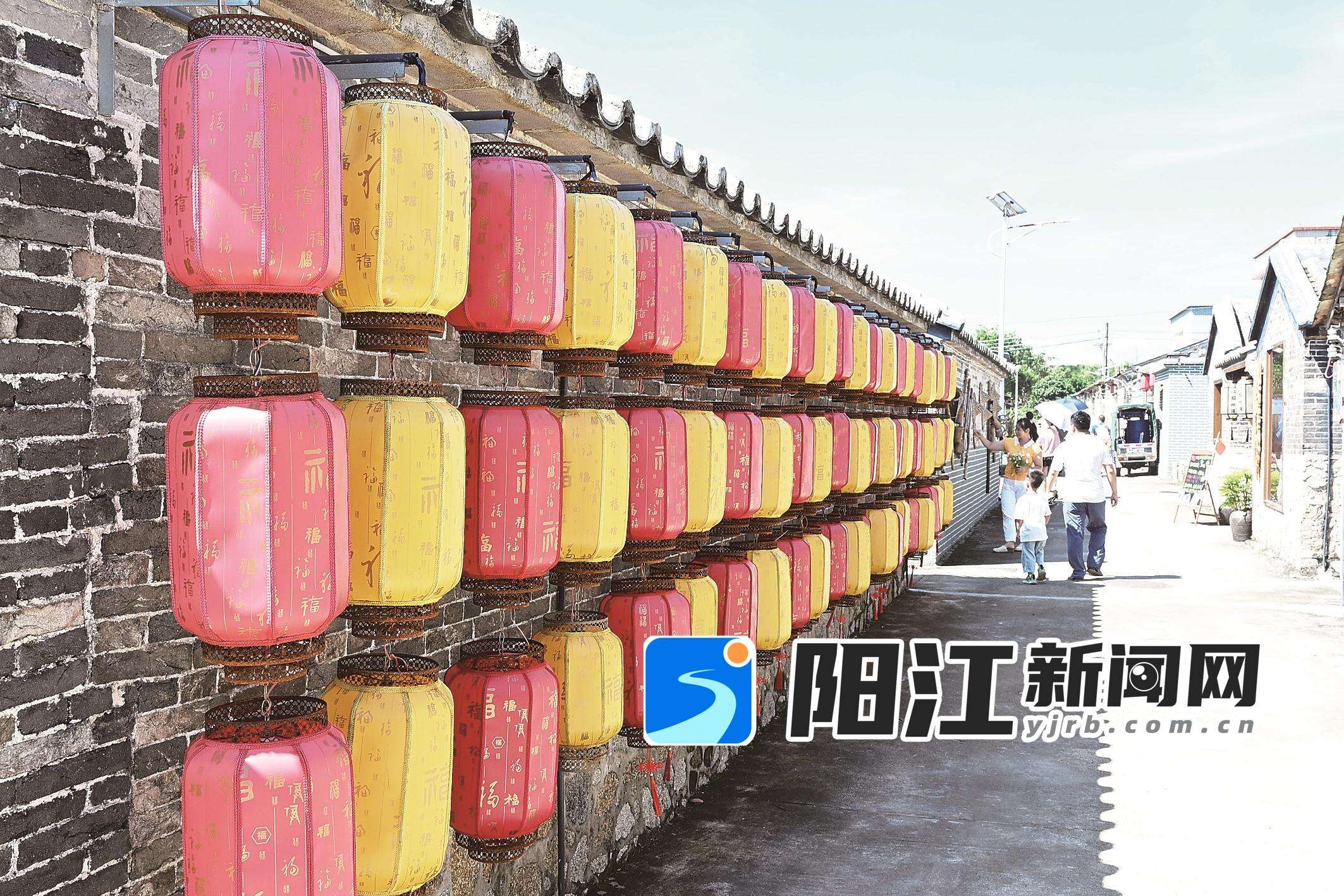 游客在大塘尾村游玩。陈建华 摄