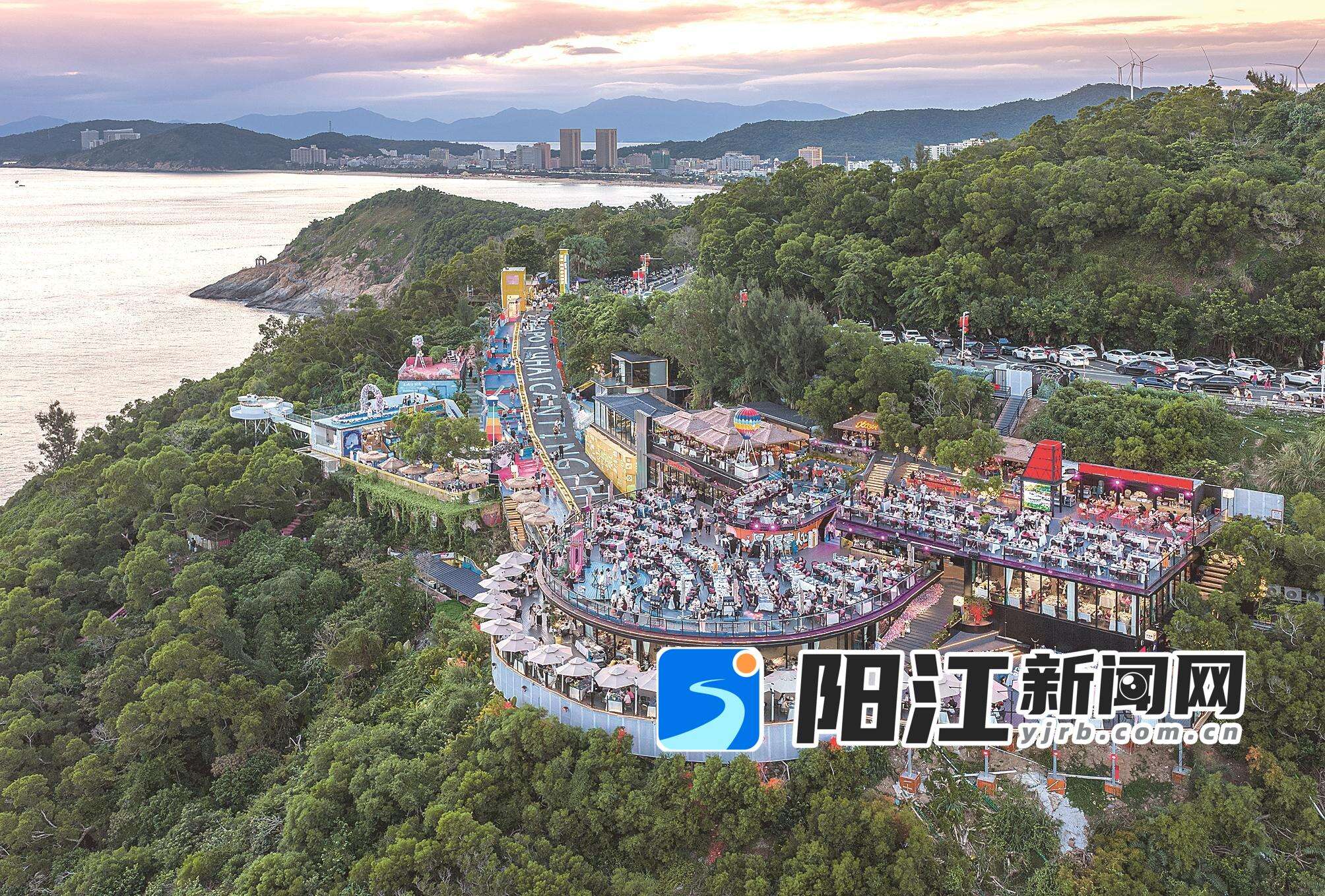 海陵岛悬崖餐厅拥有绝佳的观景视角,游客蜂拥前来打卡。