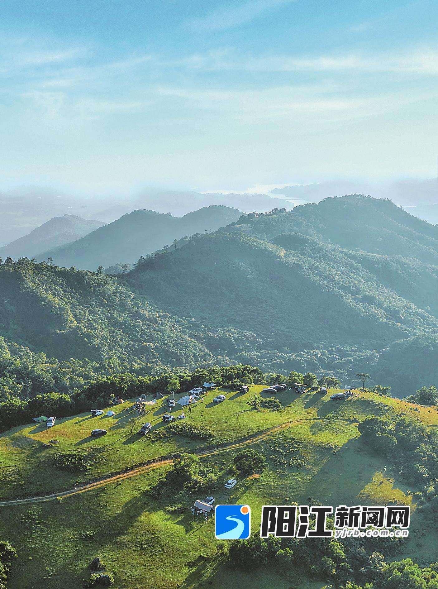 阳东区大八牛岭层峦叠嶂,原生态山野风光吸引驴友露营。