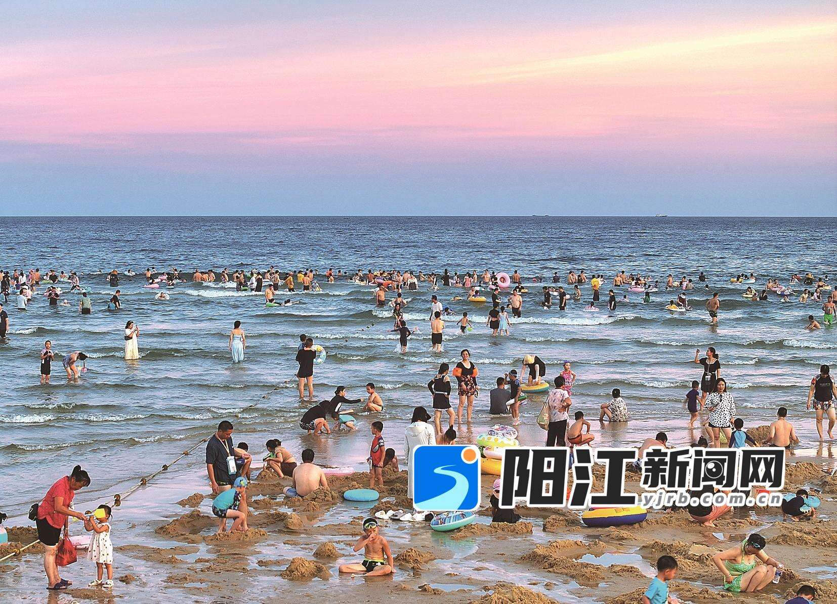 海陵岛吸引众多游客。