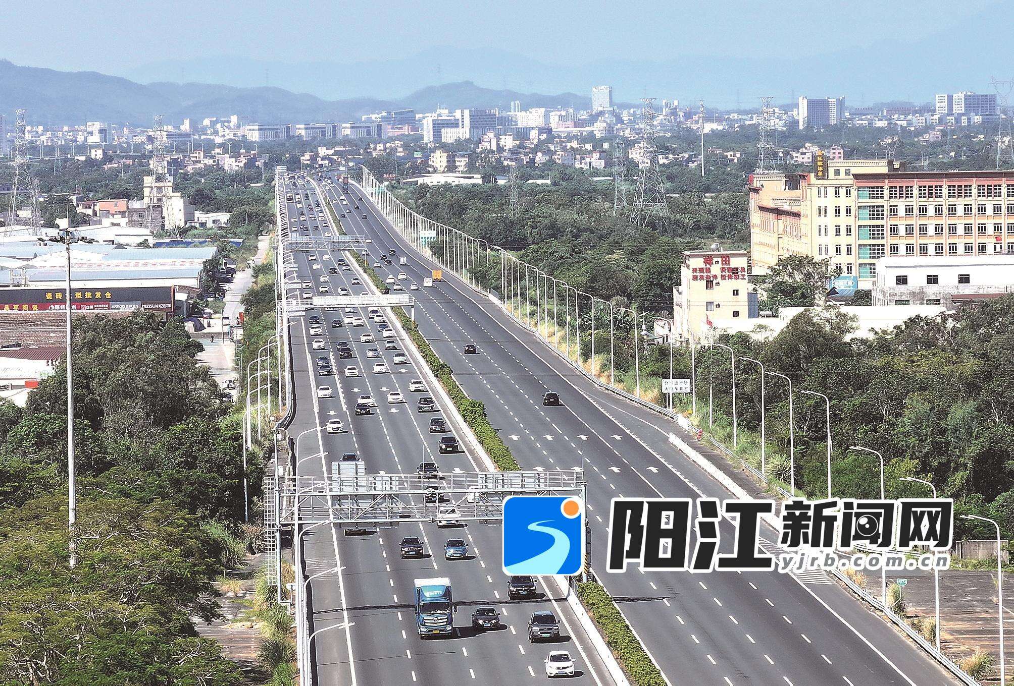 10月7日,在深海高速阳江段,往广州方向车流明显增多,但总体顺畅。 宋福亮 摄