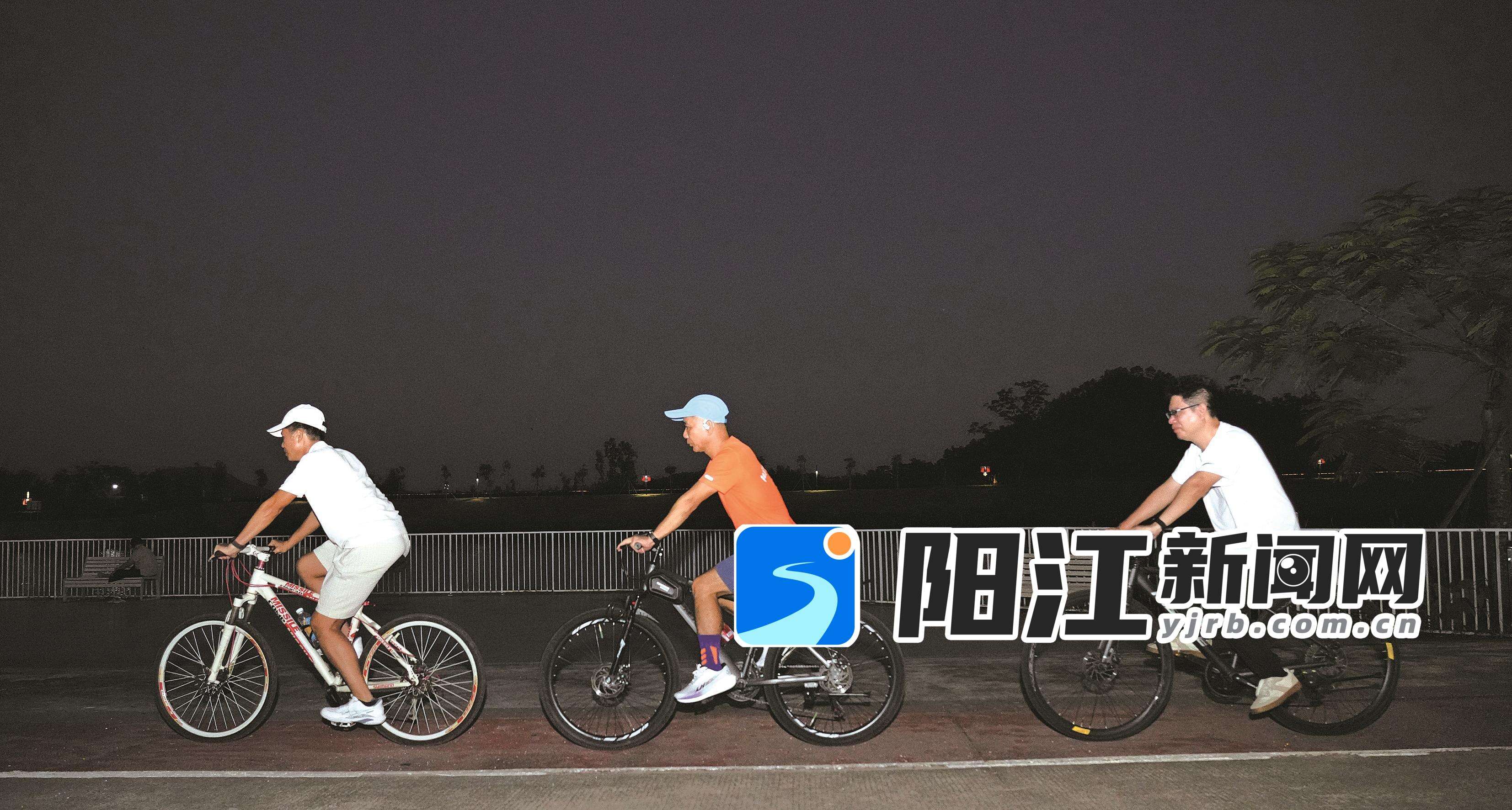 在阳东区美的湿地公园,晚上有不少骑行爱好者来这里骑行。袁荣泽 摄