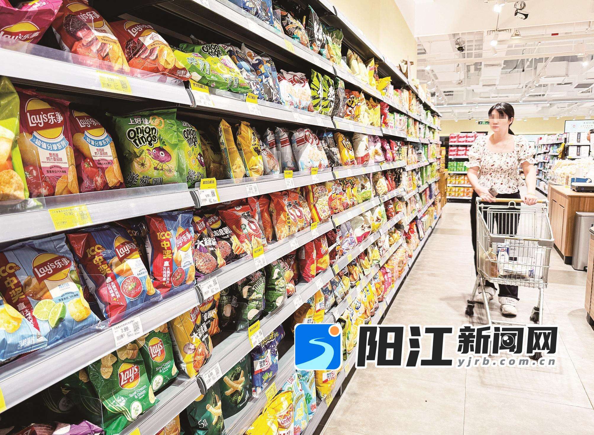 商超里售卖的袋装或盒装食品。(图文无关)梁文栋 摄