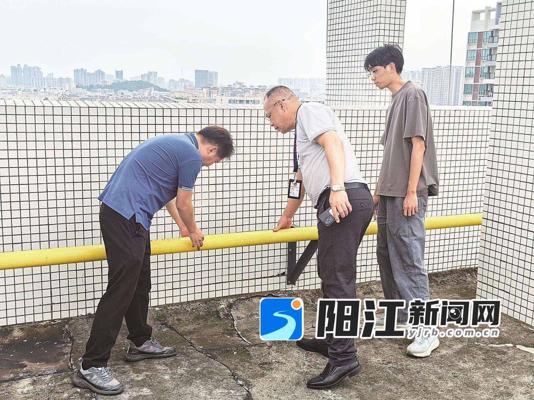 阳东区纪检监察干部和天然气公司人员现场查验天然气管道安装情况。