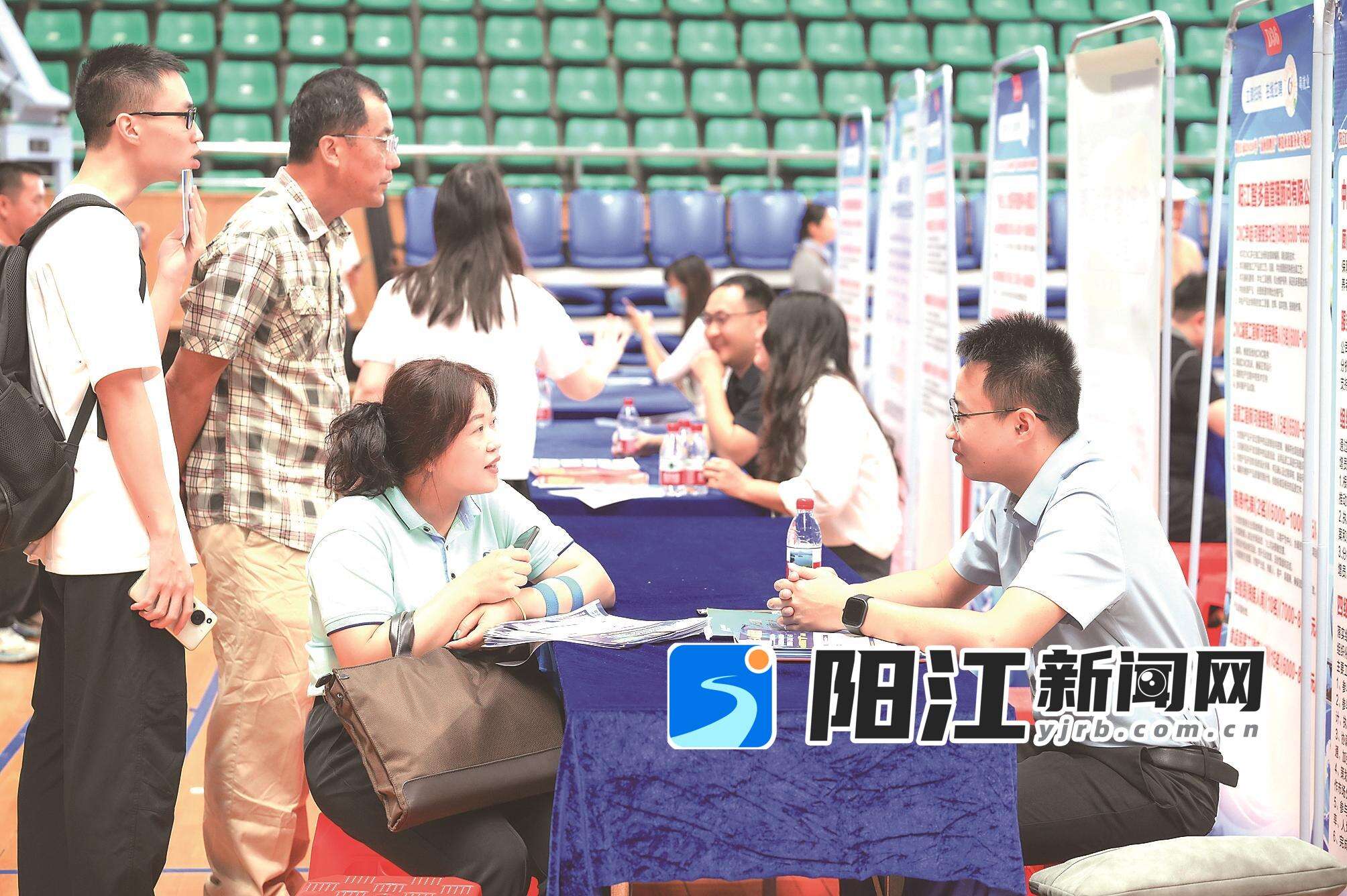 求职者在招聘会上与企业工作人员交流,互相了解相关信息。梁文栋 摄