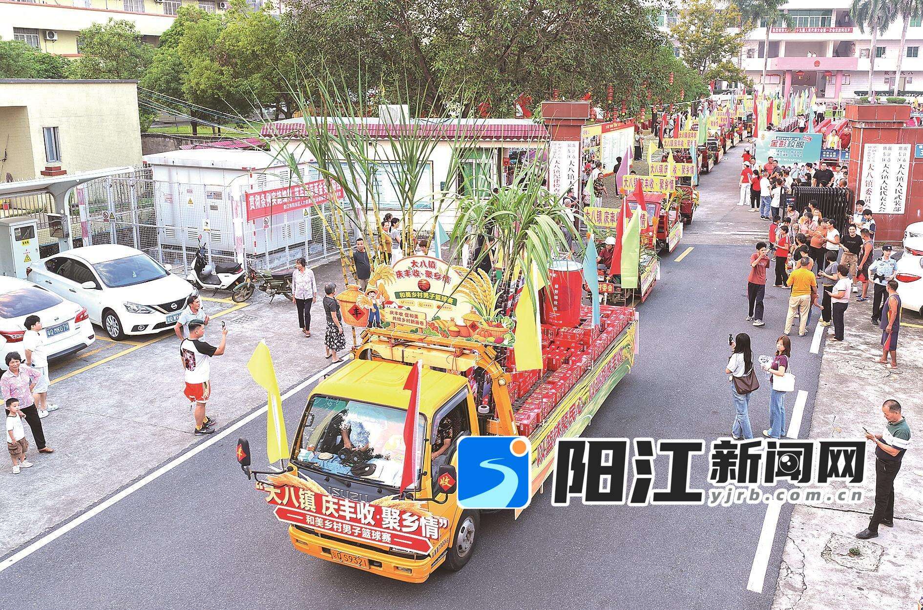 农产品花车鱼贯而出,开始巡游。梁文栋 摄