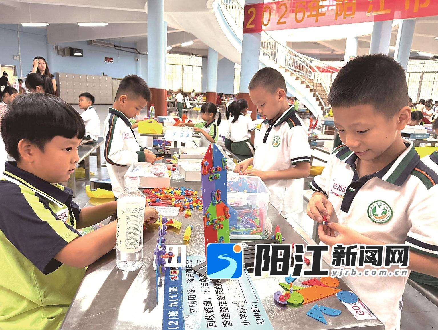 学生们正专注地拼搭七巧板作品。 曾宪雯 摄
