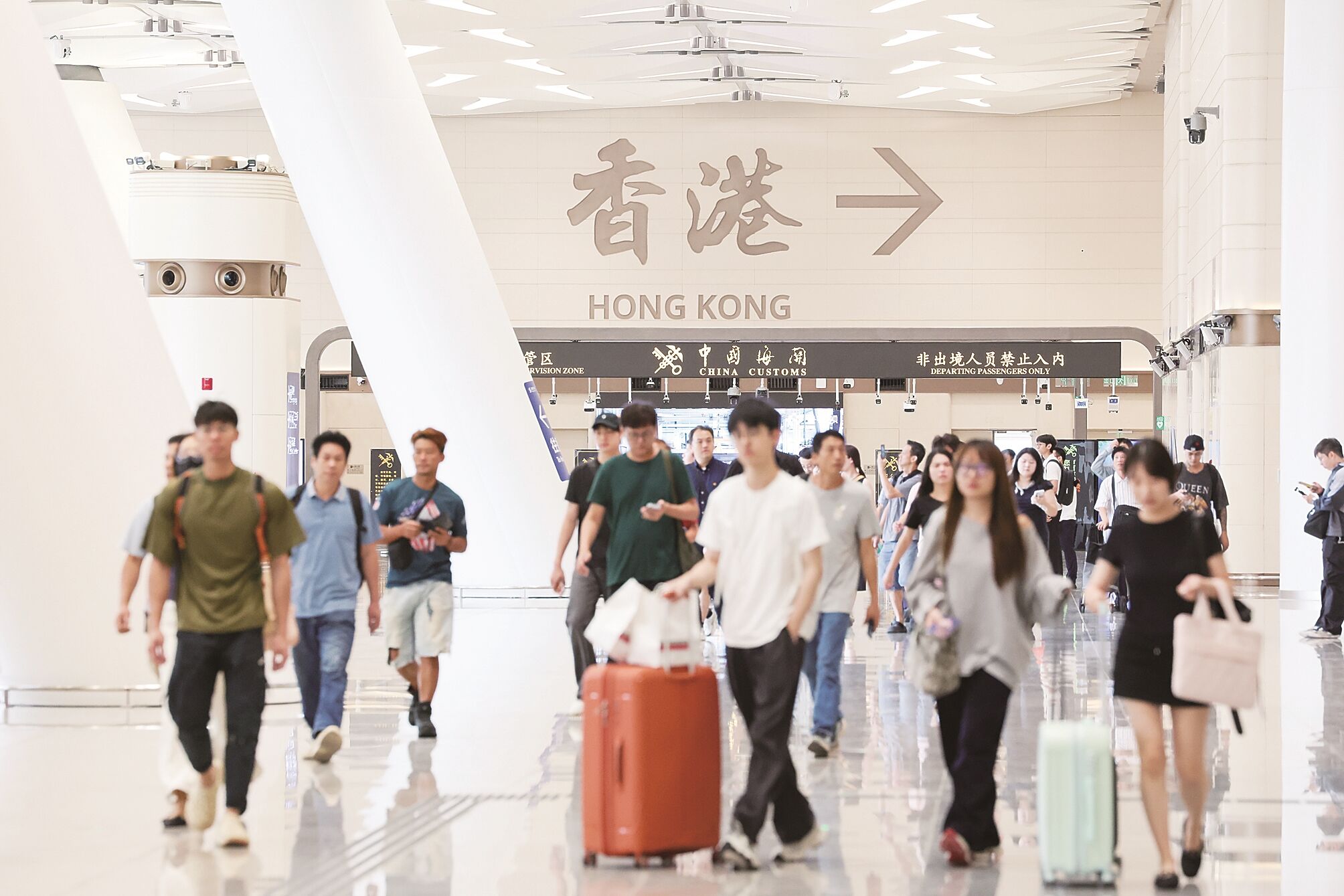 10月12日,旅客从皇岗口岸出境前往香港。新华社发