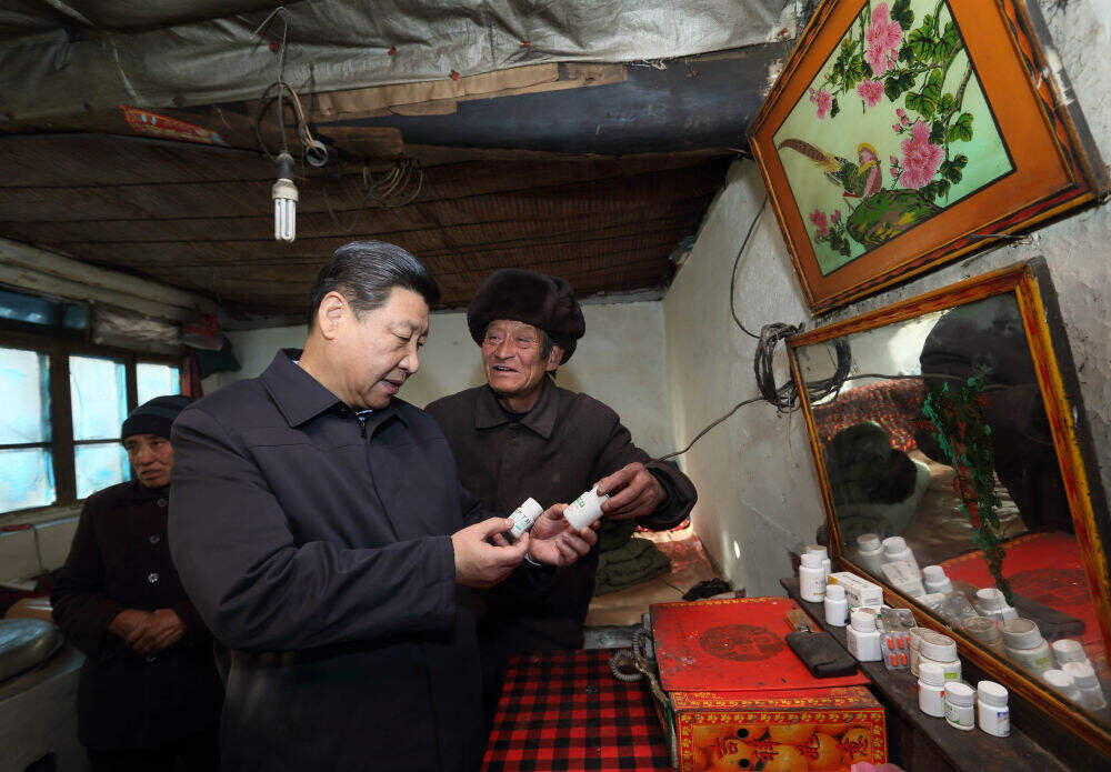 2012年12月30日,在河北阜平考察的习近平走进骆驼湾村贫困户唐荣斌家里。