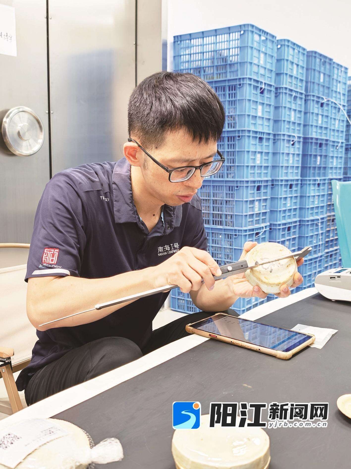 陈浩天为文物进行信息登记。任明皓 摄