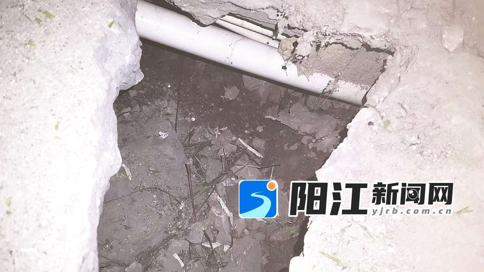和平村对路基掏空路段(左)开展修补作业,及时消除道路安全隐患。受访者供图