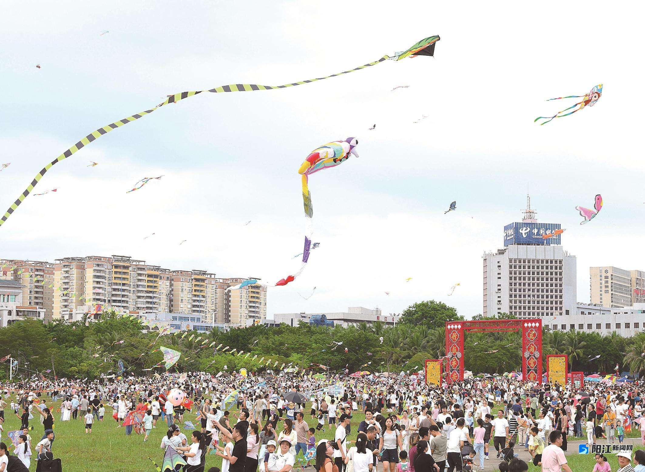 市民游客在鸳鸯湖公园放飞风筝。梁文栋 摄