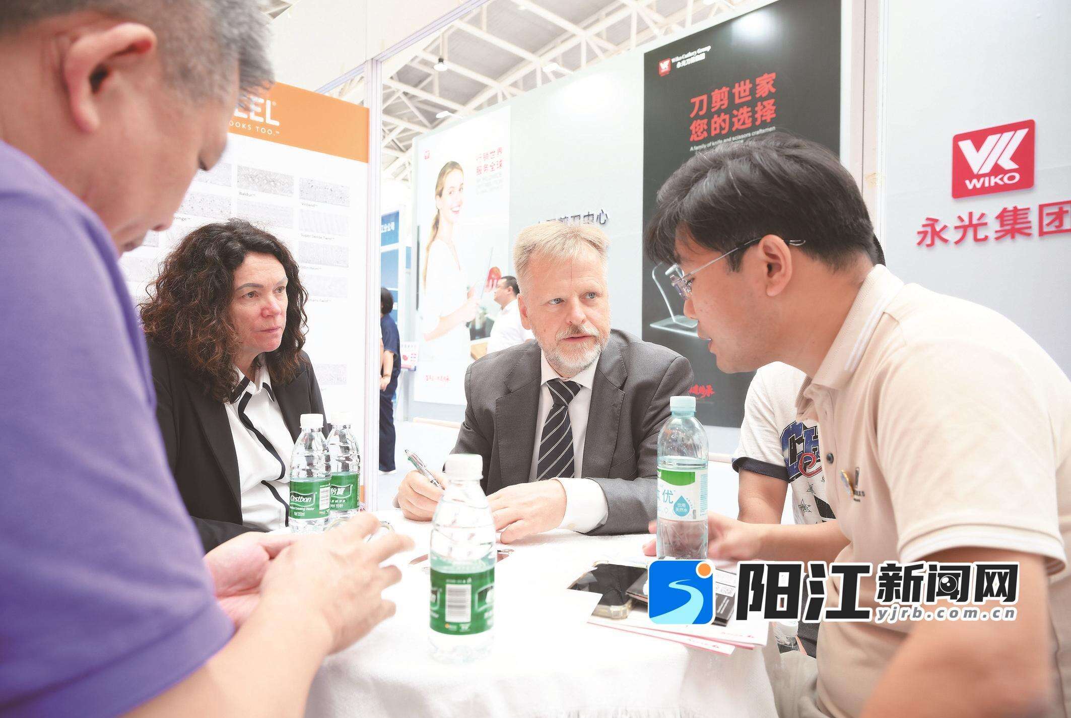 参展商与客商在刀博会现场洽谈业务。梁文栋 摄