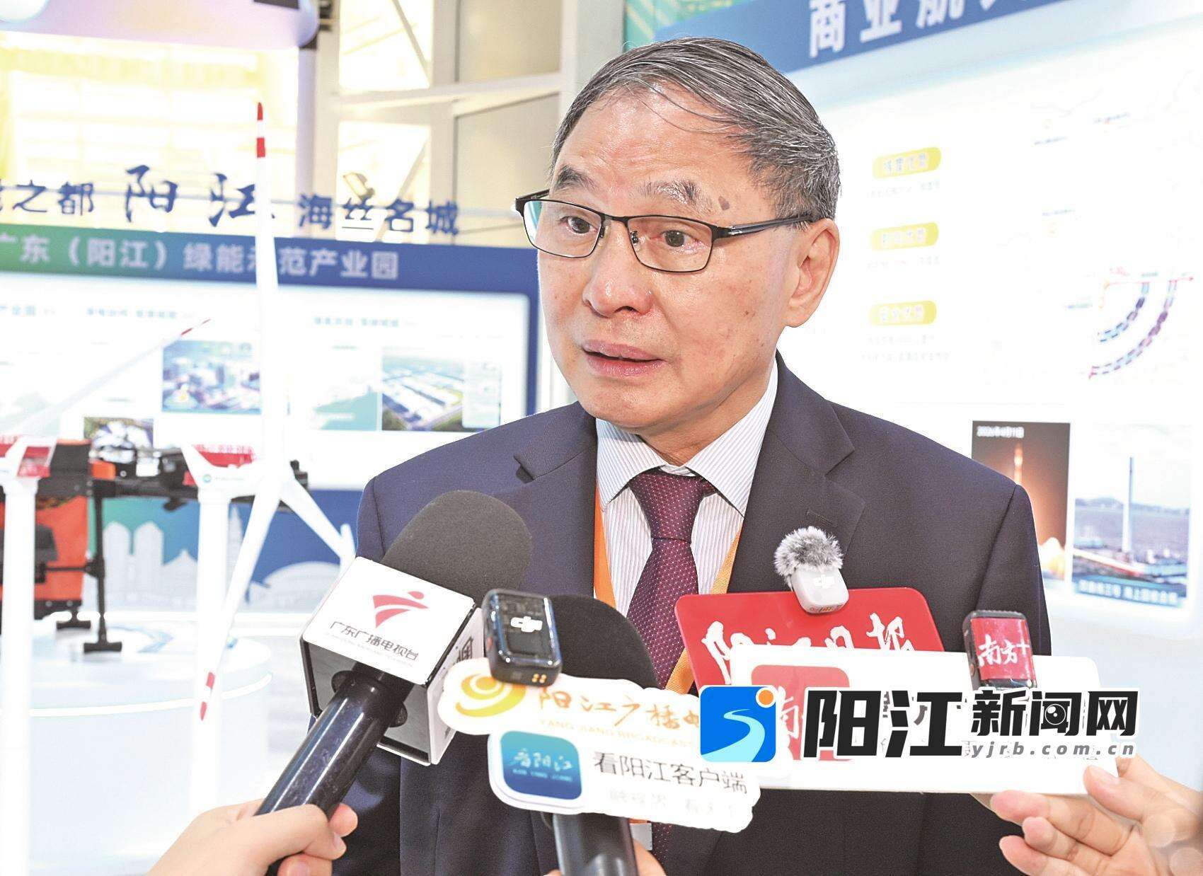 郑永年接受记者采访。陈建华 摄