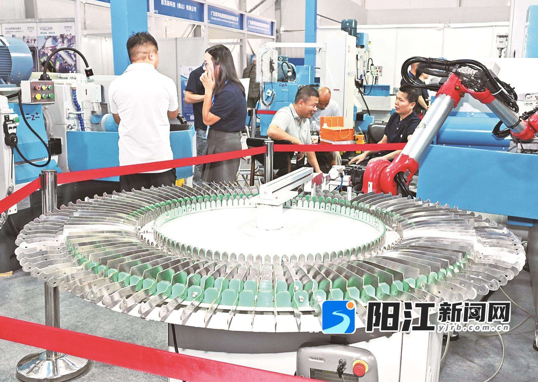 展会现场,自动化制刀设备吸引客商参观洽谈。陈建华 摄