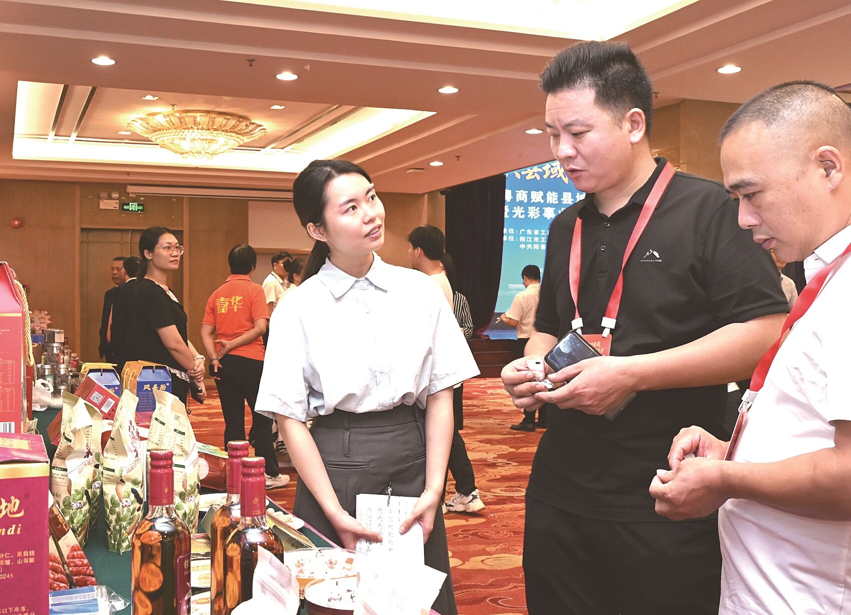 客商在参观阳春特色农副产品。