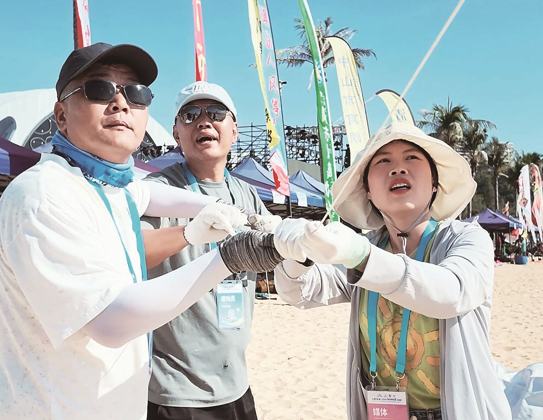 本报记者(右)体验放飞风筝。宋福亮 摄