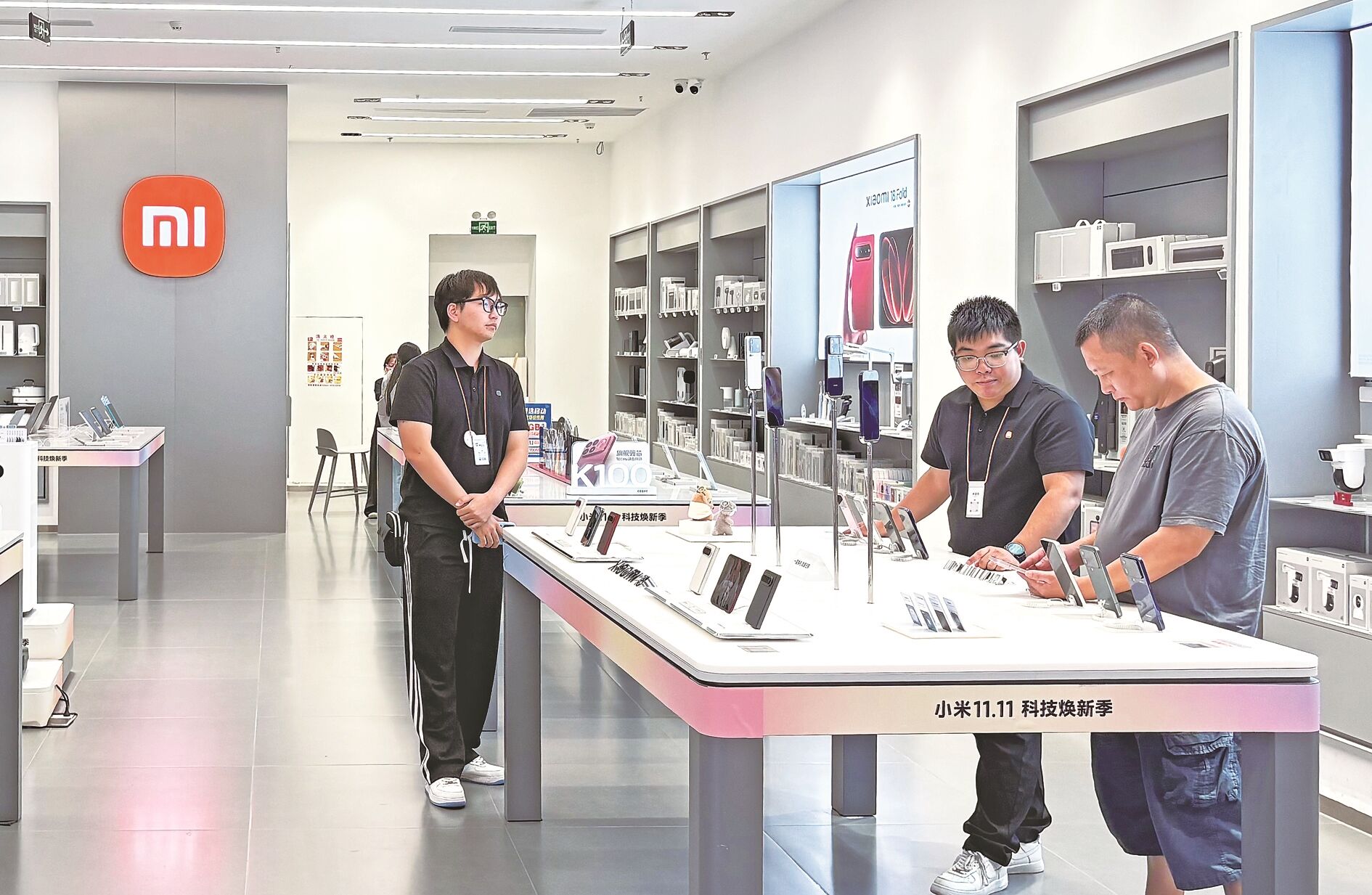 市民在手机专卖店选购手机。 冯瑞雪 摄