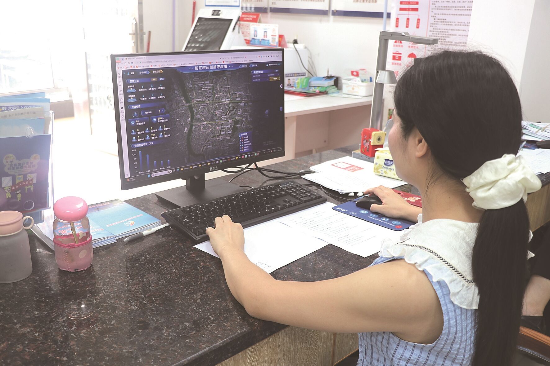 值班人员通过阳江市运维值守应用在线监控辖区消防安全情况。王雄基 摄