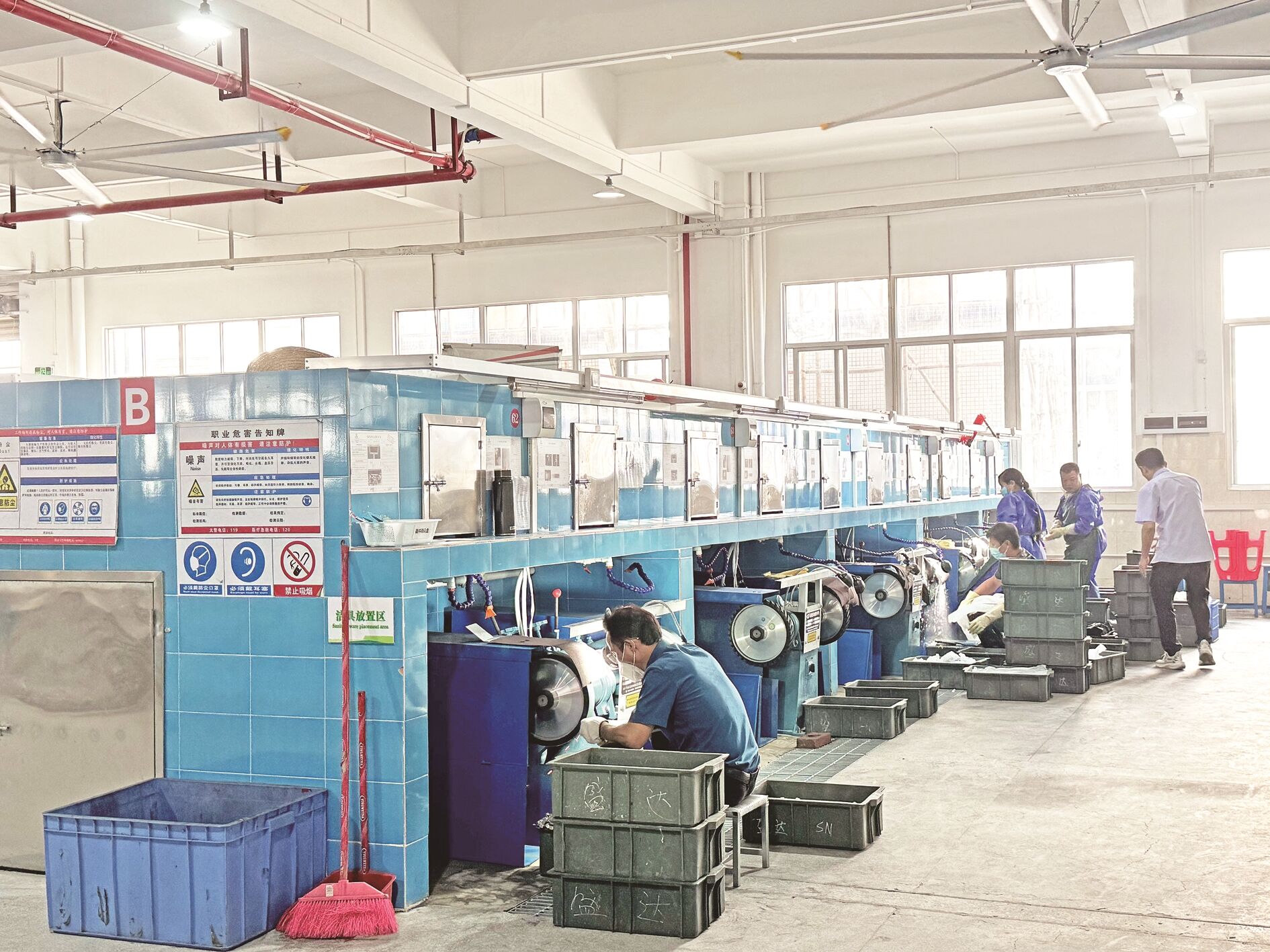 砂房配套车间工人在精磨刀具。许倩 摄