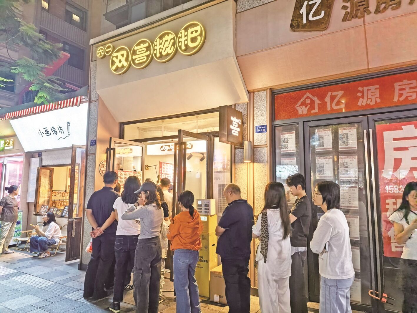 玉林路糍粑店前排起了长龙。