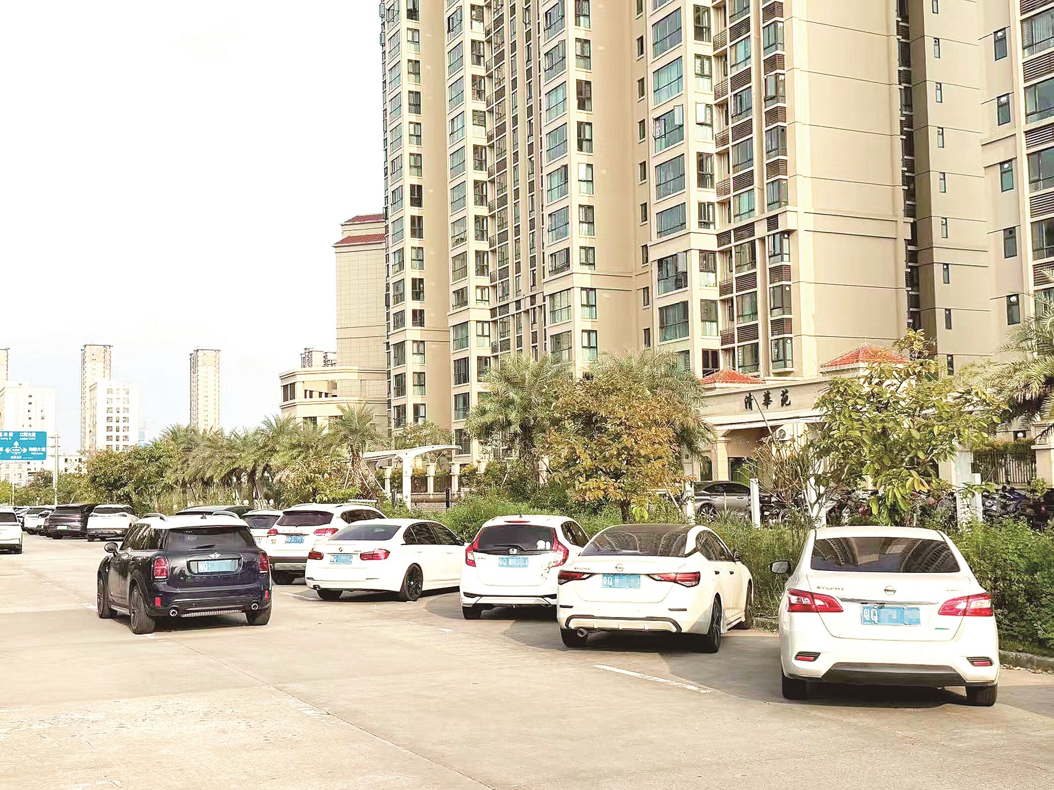市区一小区业主把车停到小区周边的公共道路上。